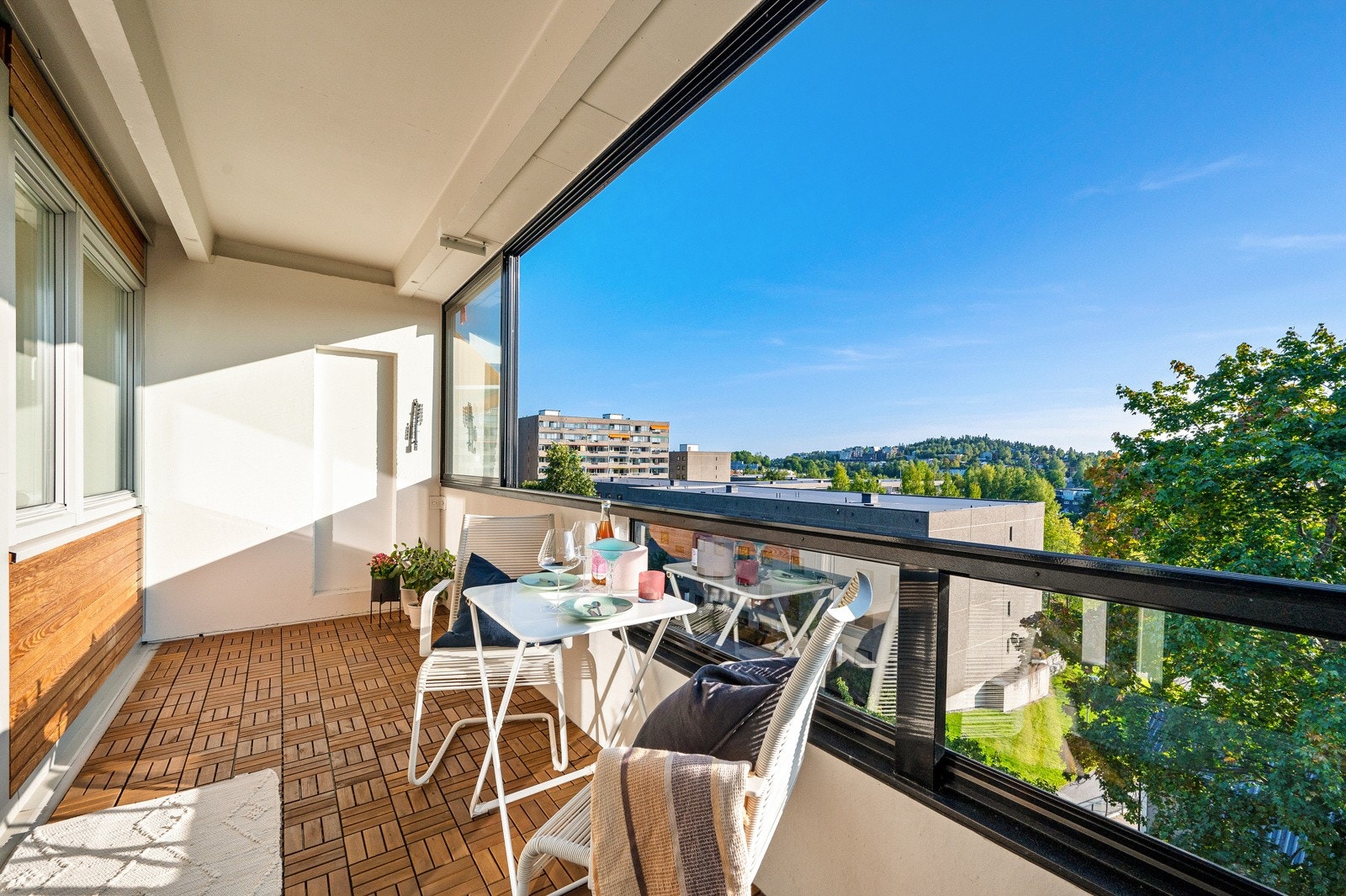 Med innglasset balkong får du en fin forlengelse av stuen, hvor balkongen kan brukes selv når det blir kaldere i været. Den innglassede balkongen kan enkelt åpnes. Galleribilde