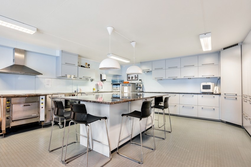 Selskapslokalet har i tillegg et velutstyrt kjøkken til disposisjon. Galleribilde