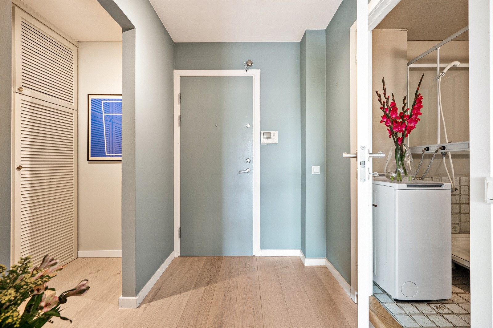 Leiligheten har en innbydende og romslig entré med plass til oppbevaring av sko- og ytterbekledning. Galleribilde