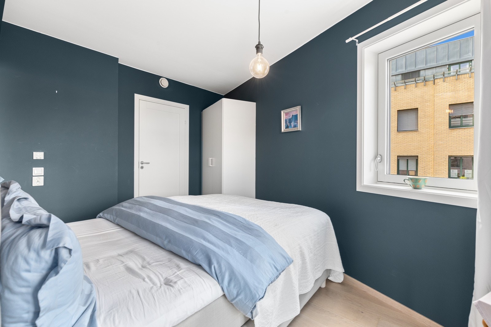 Fra hovedsoverommet er det inngang til en praktisk bod / walk-in closet Galleribilde