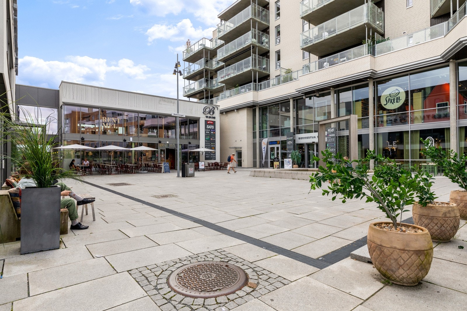Bekkestua senter byr på matbutikken Meny, apoteker, kaféer, restauranter, SATS treningssenter, klesbutikker, blomsterbutikk og andre servicetilbud Galleribilde