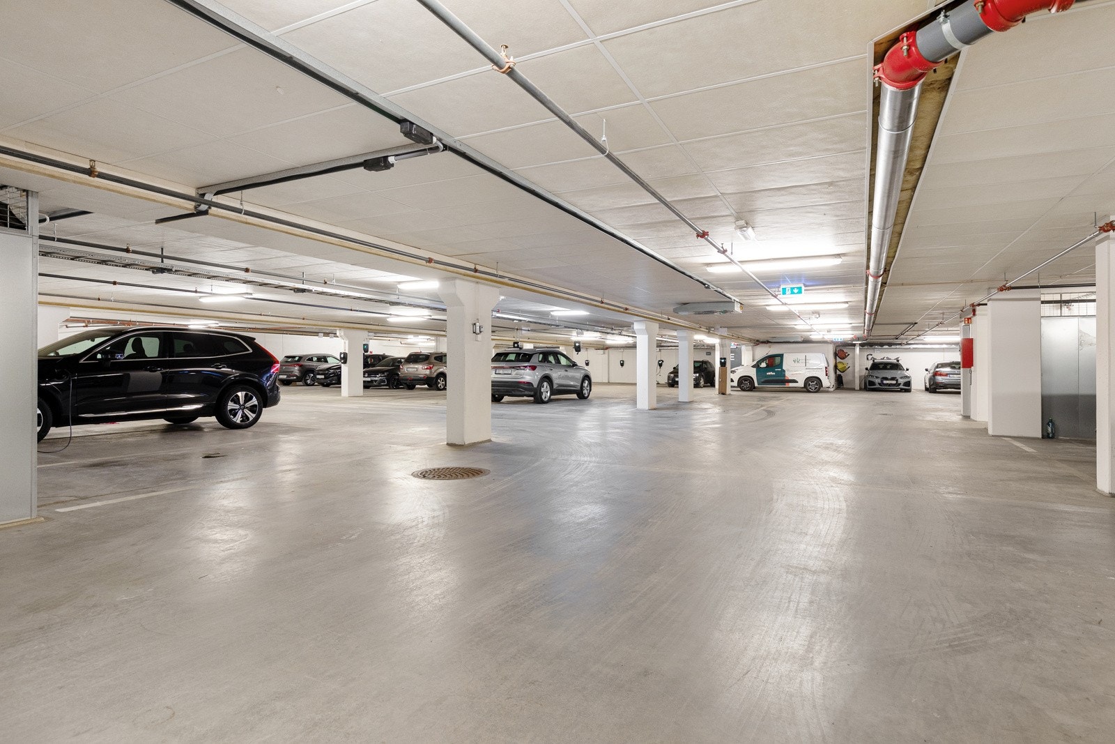 Ekstra stor og fin parkeringsplass helt i nærheten av heisen. Fra garasjen tar du heisen rett opp til leiligheten Galleribilde