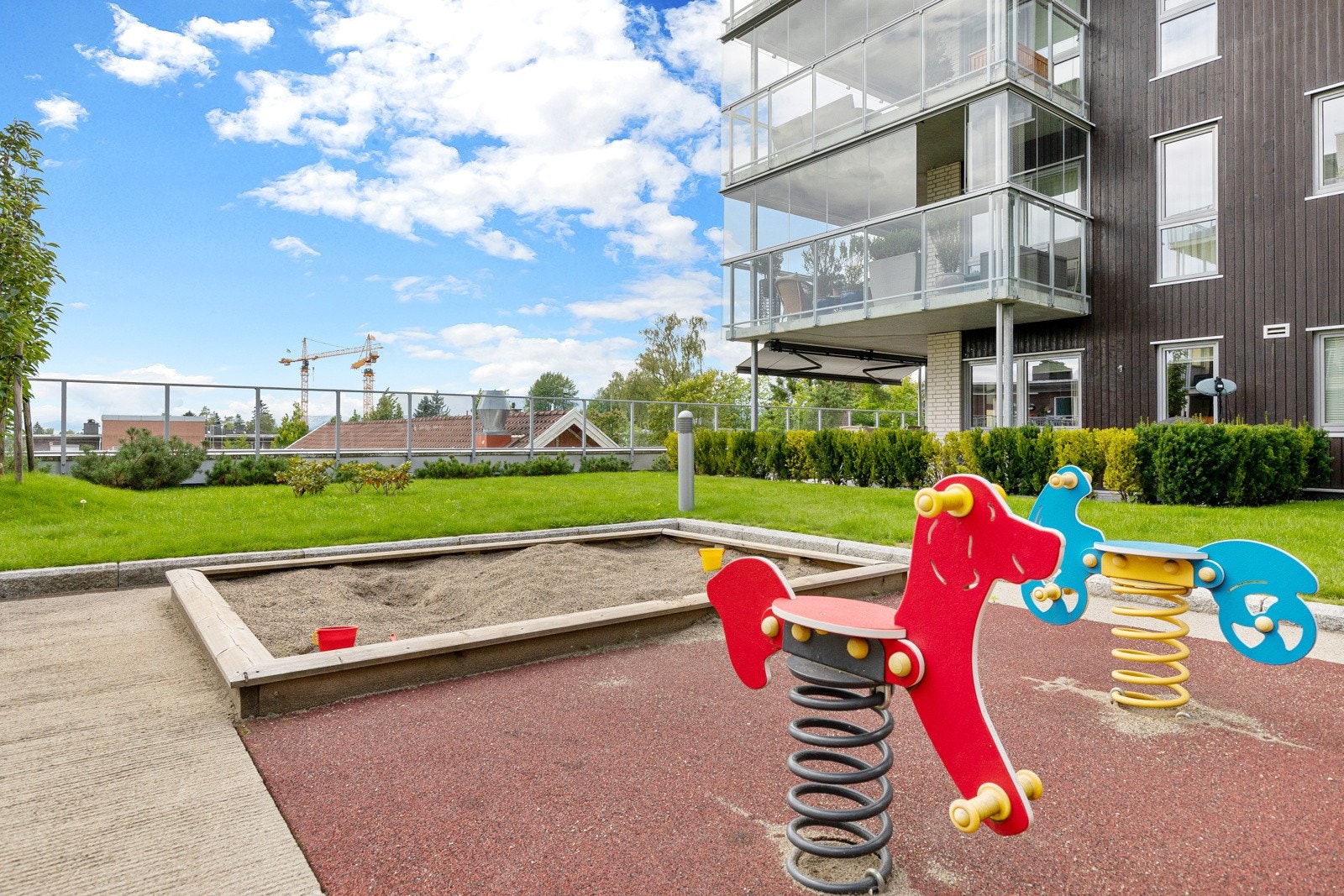 Felles lekeapparater og sittegrupper i sameiet Galleribilde