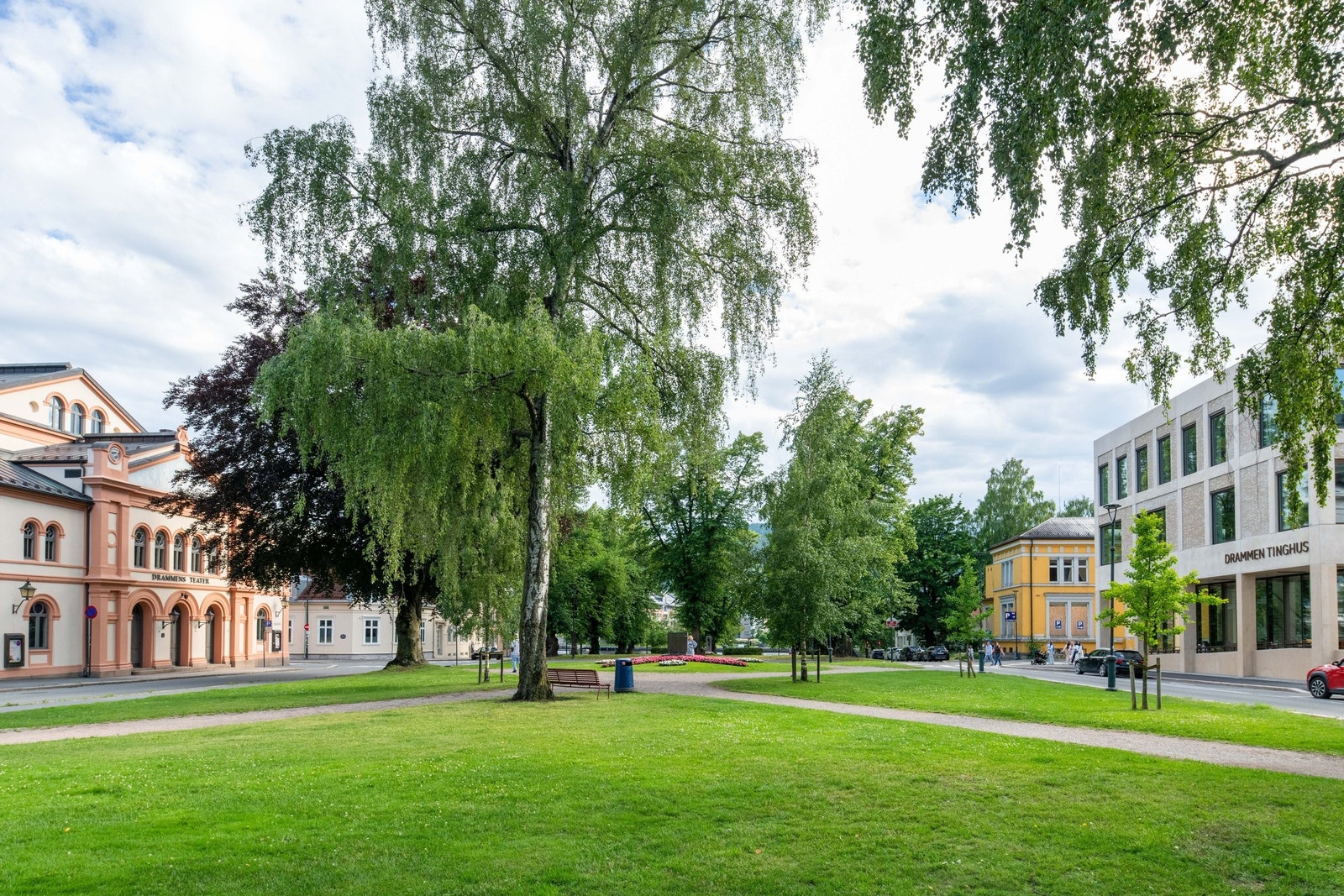Parken utenfor er flott ivaretatt. Drammens Theater er nærmeste nabo Galleribilde