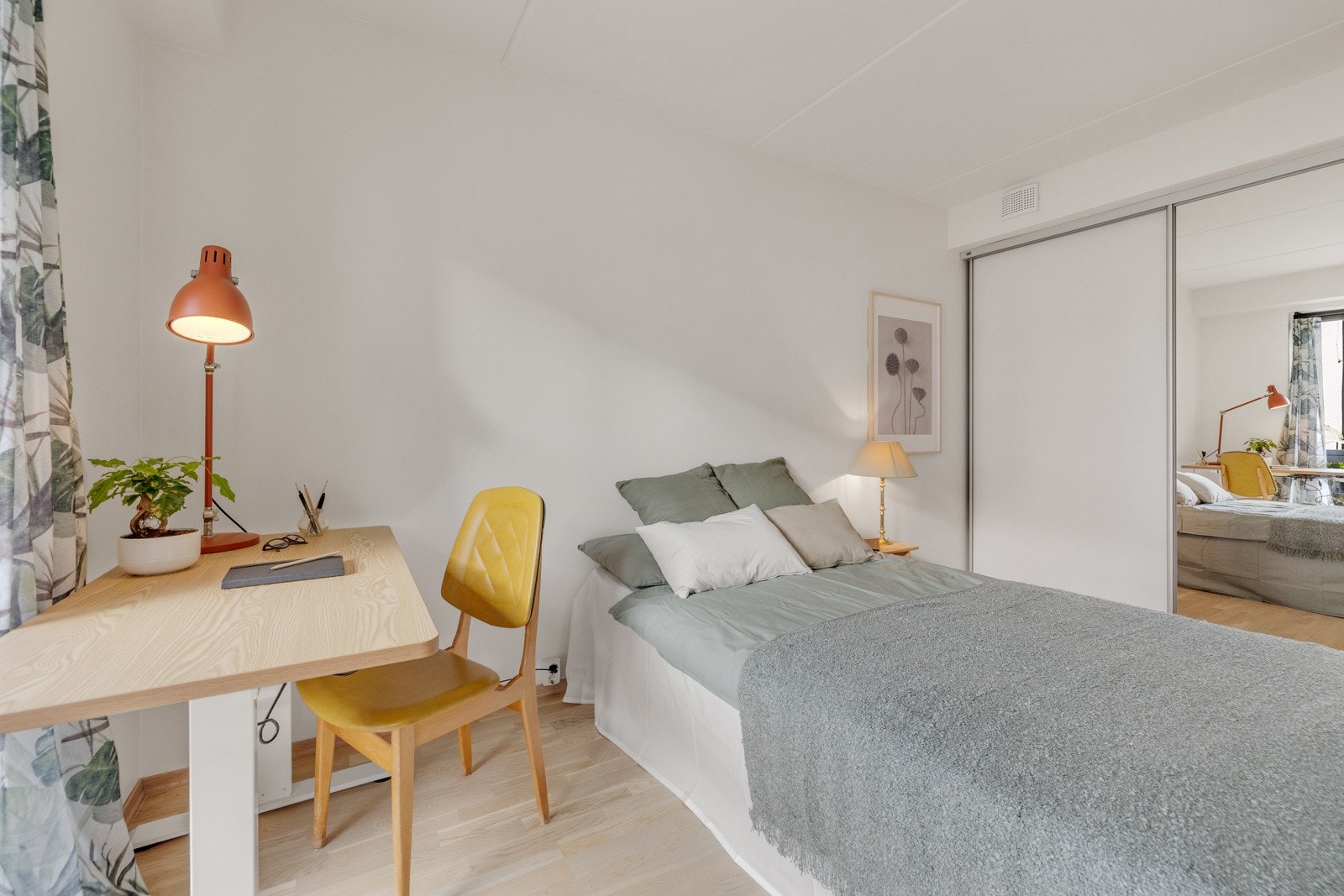 Koselig og lunt soverom med god plass til dobbeltseng. Galleribilde