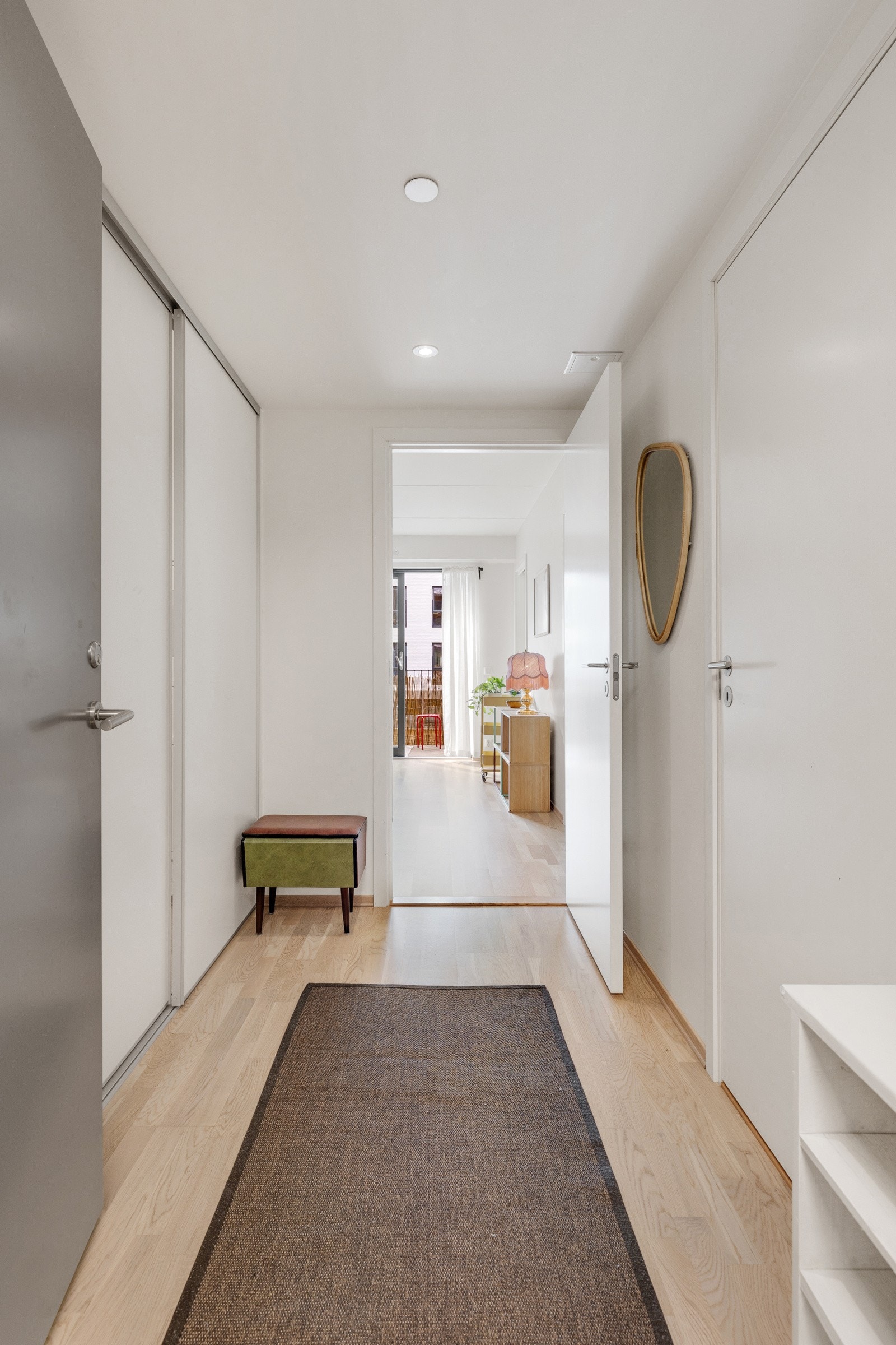 Boligen har godt med oppbevaringsplass og disponerer i tillegg en kjellerbod på ca 5m². Galleribilde