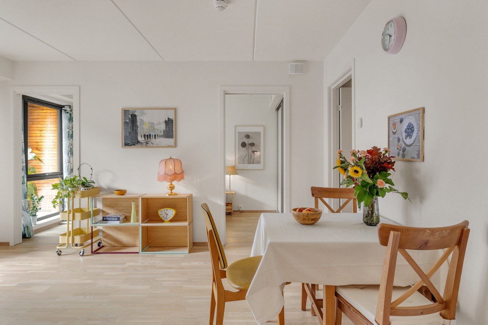 Stuen har god plass til sofagruppe, tv-møblement og spisebord tilknyttet kjøkkenet. Galleribilde