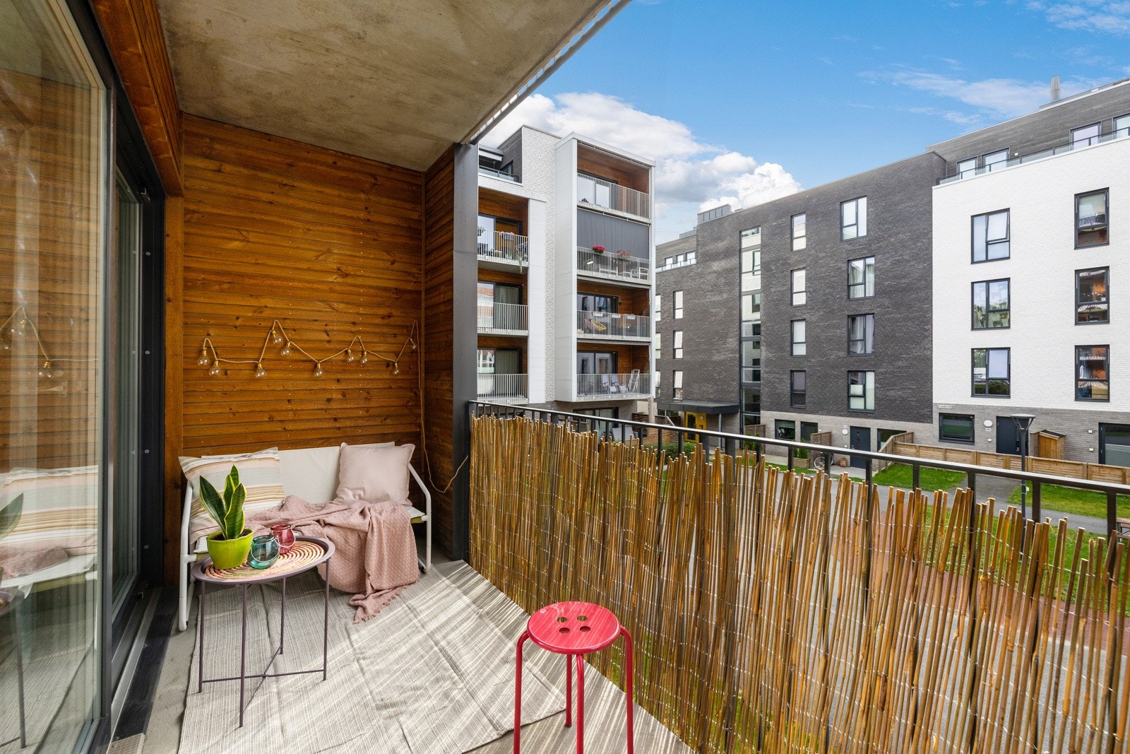Fra stue/kjøkken er det utgang til en herlig, sydvendt balkong på ca. 9 m². Galleribilde