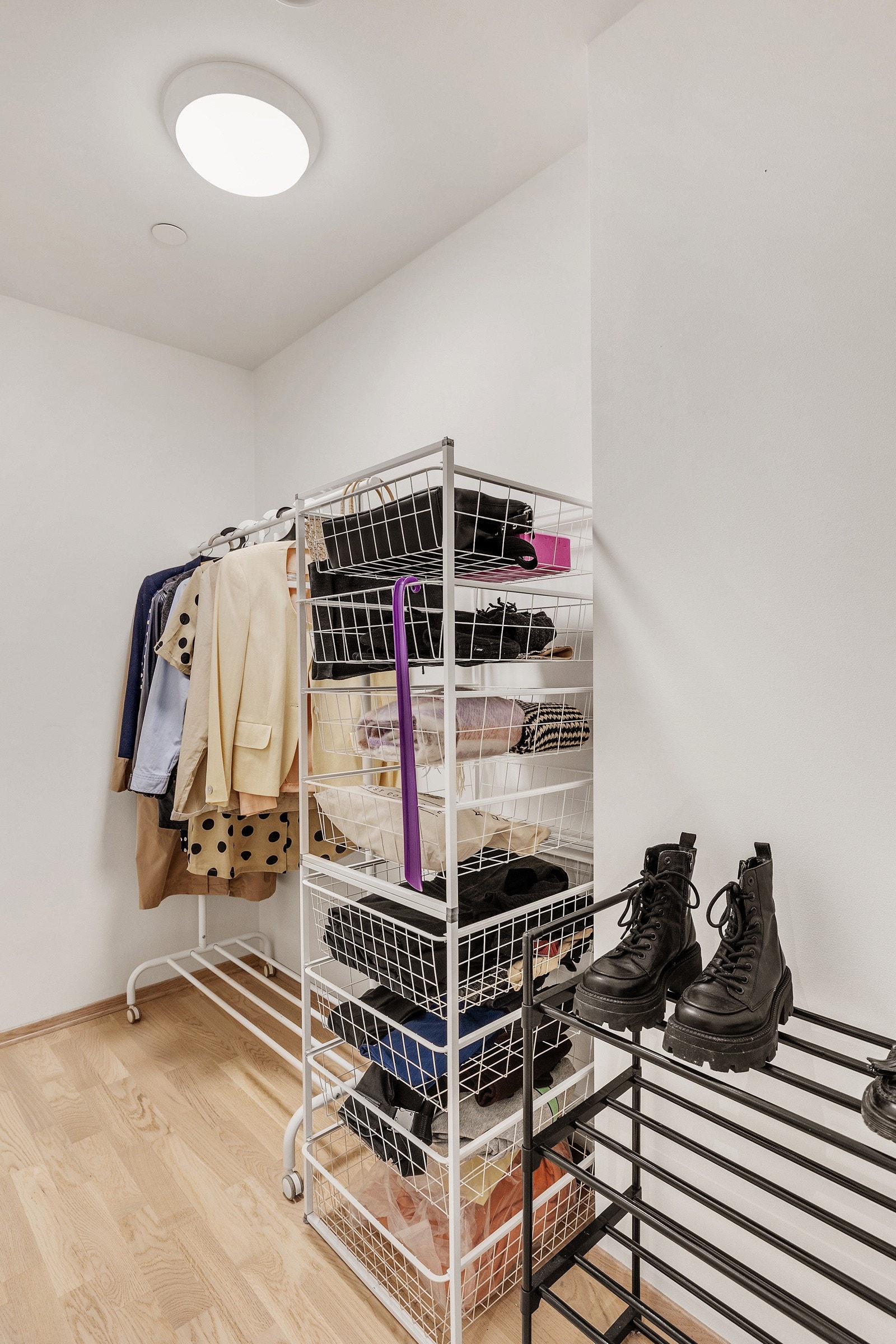 Stor skyvedørgarderobe i gangen. Her har du god plass til ulik innredning som utnytter plassen til det fulle. Galleribilde