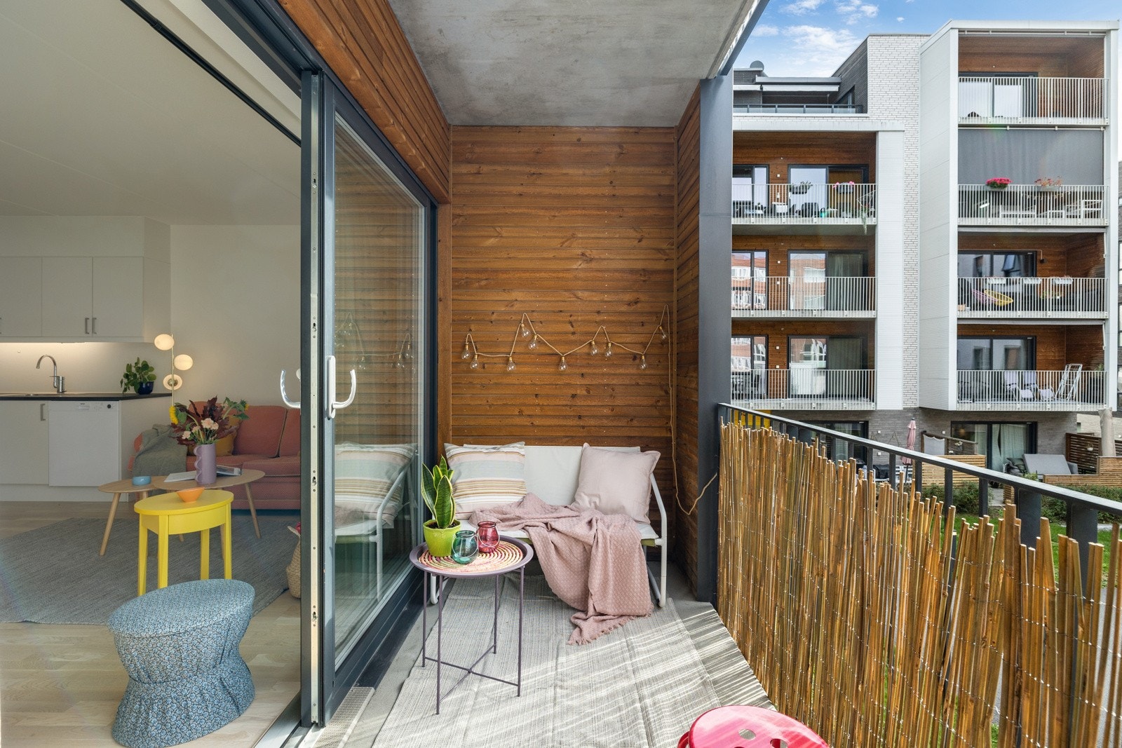 Her er det tilrettelagt for mye utendørs hygge, med fin plass til både sittegruppe, grill (elektrisk/gass er tillatt), samt diverse beplantning. Galleribilde