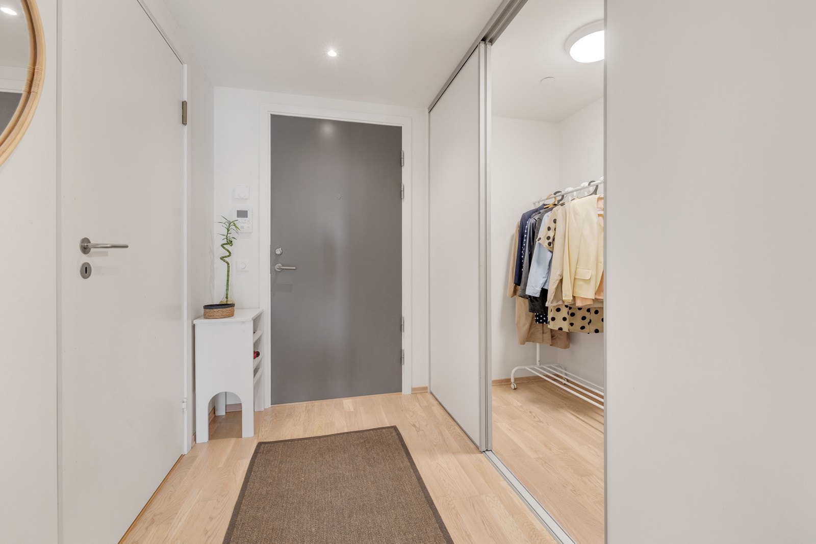 Innenfor ytterdøren får man umiddelbart et godt førsteinntrykk av leiligheten med en lys og innbydende entré. Galleribilde