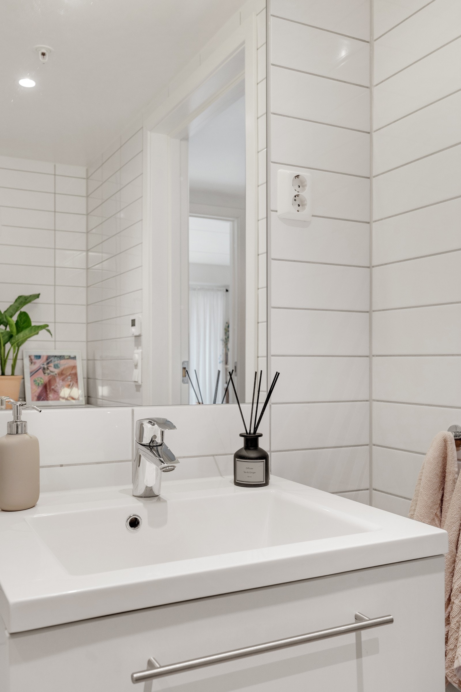 Badet har plass og opplegg til vaskemaskin. Galleribilde