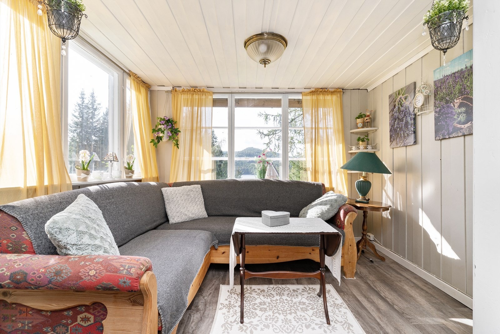 Stue har store vindusflater som slipper inn godt med lys. Galleribilde