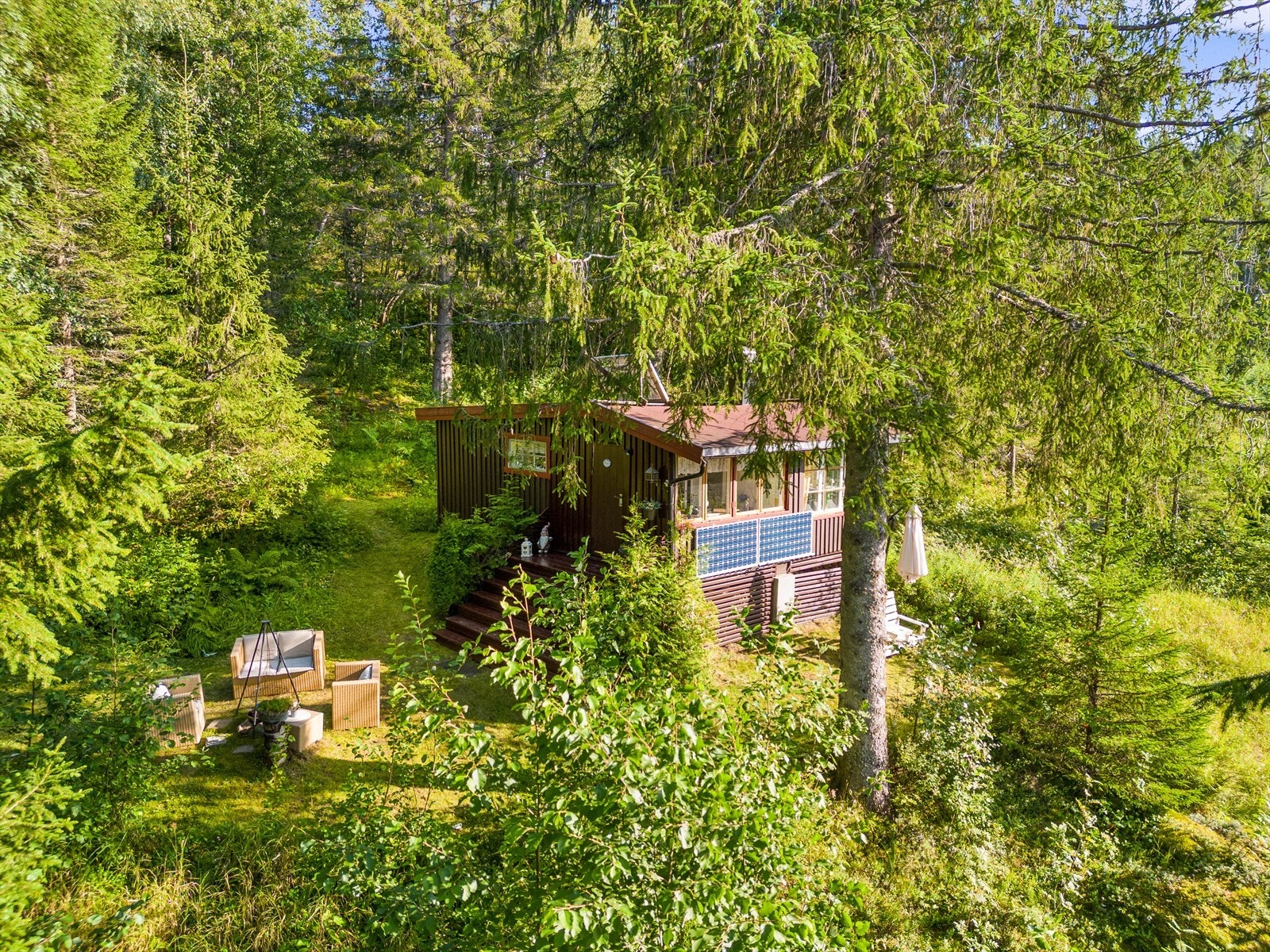 Hytta har en landlig beliggenhet på nedsiden av Landerudvegen, inntil grensen mot Åsan. Galleribilde