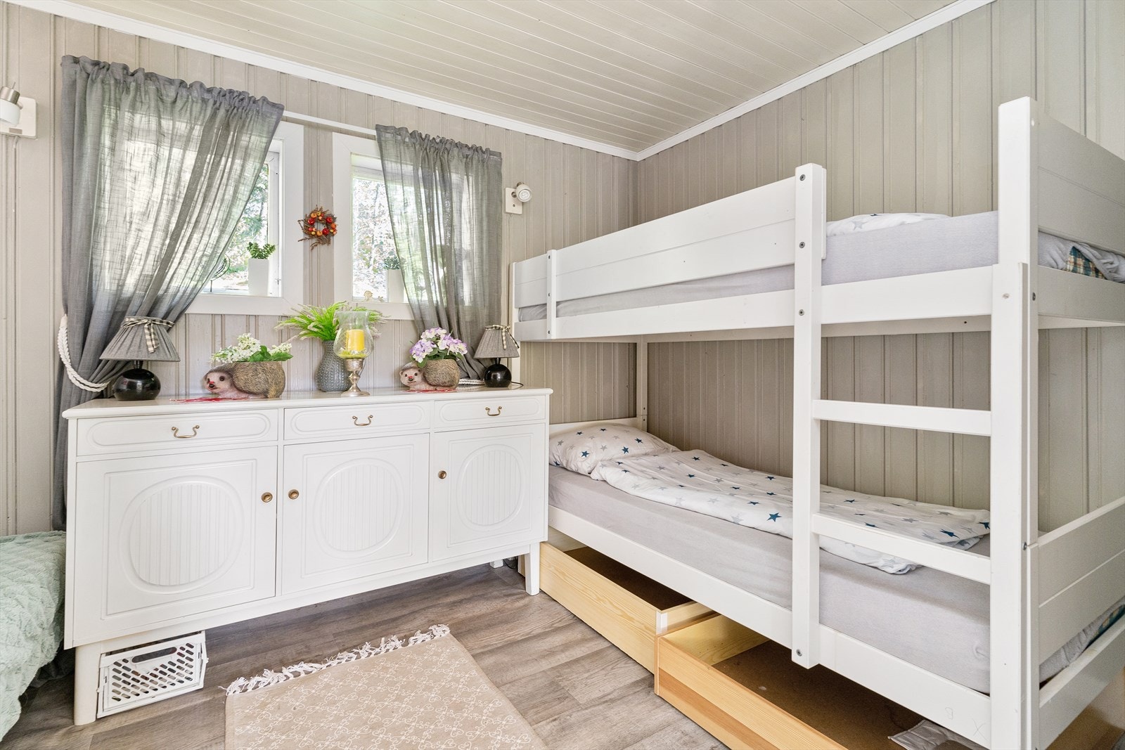 Romslig og lyst soverom. Galleribilde
