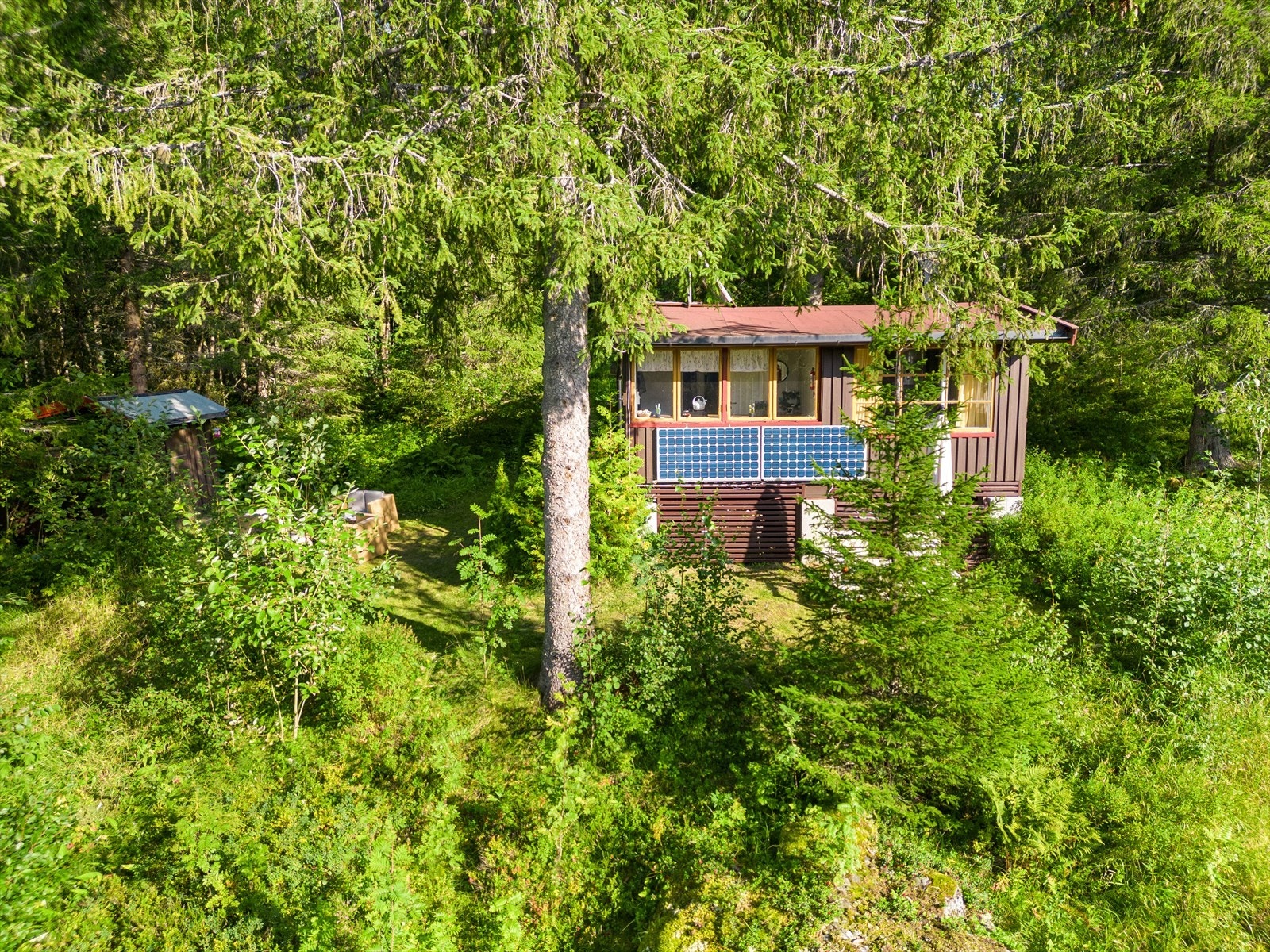 Hytta ligger ovenfor Brøtanvika ved Haugsjø, 390 m.o.h. Galleribilde