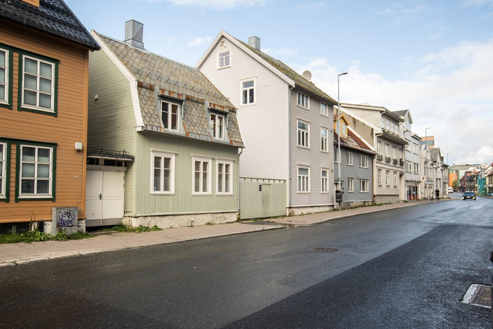Like utenfor døra finner du dagligvare, treningssenter og buss med direkteforbindelse til bl a UiT/UNN, Giæverbukta og flyplassen i umiddelbar nærhet.