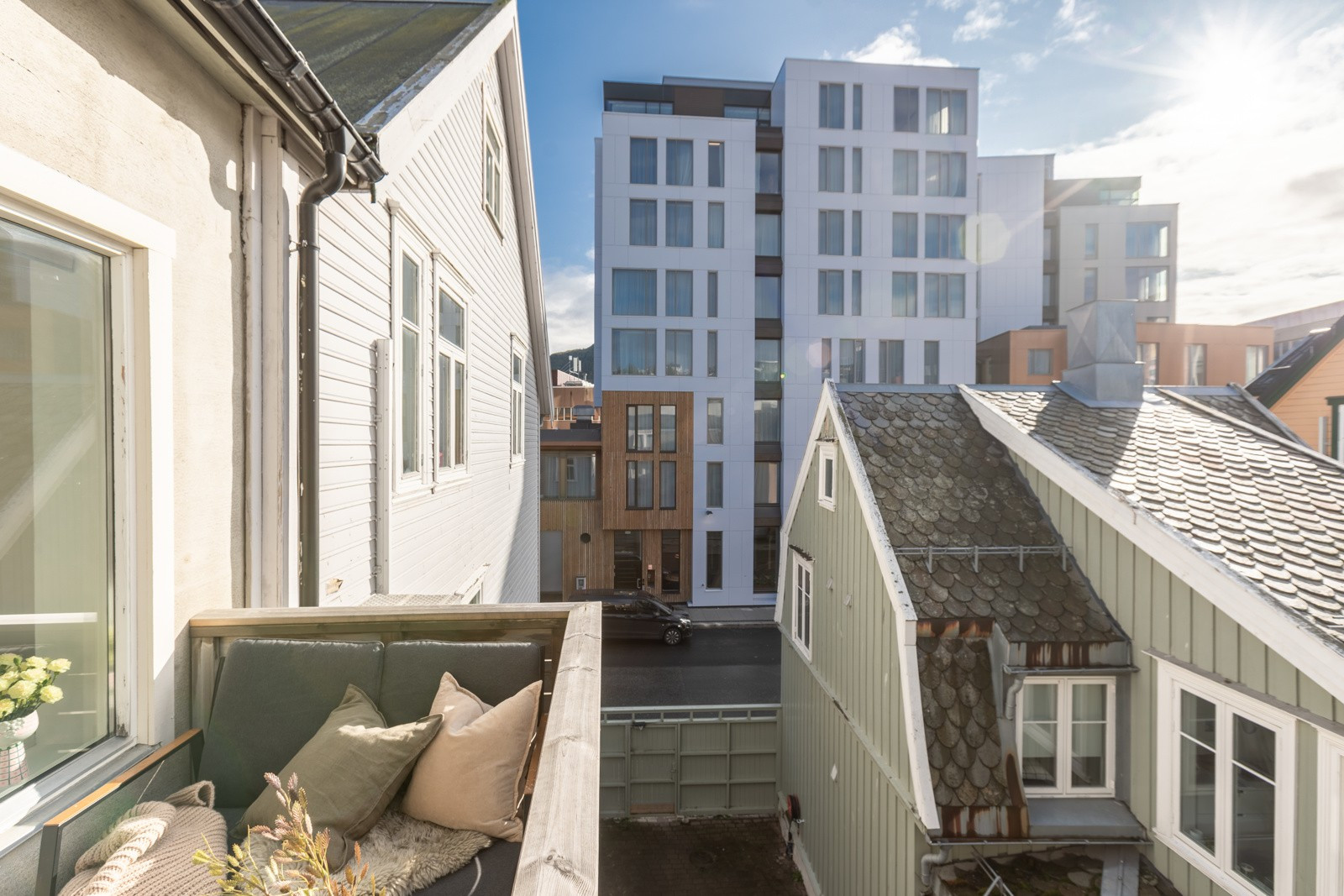 Balkongen byr på gode solforhold og har plass for utemøbler.