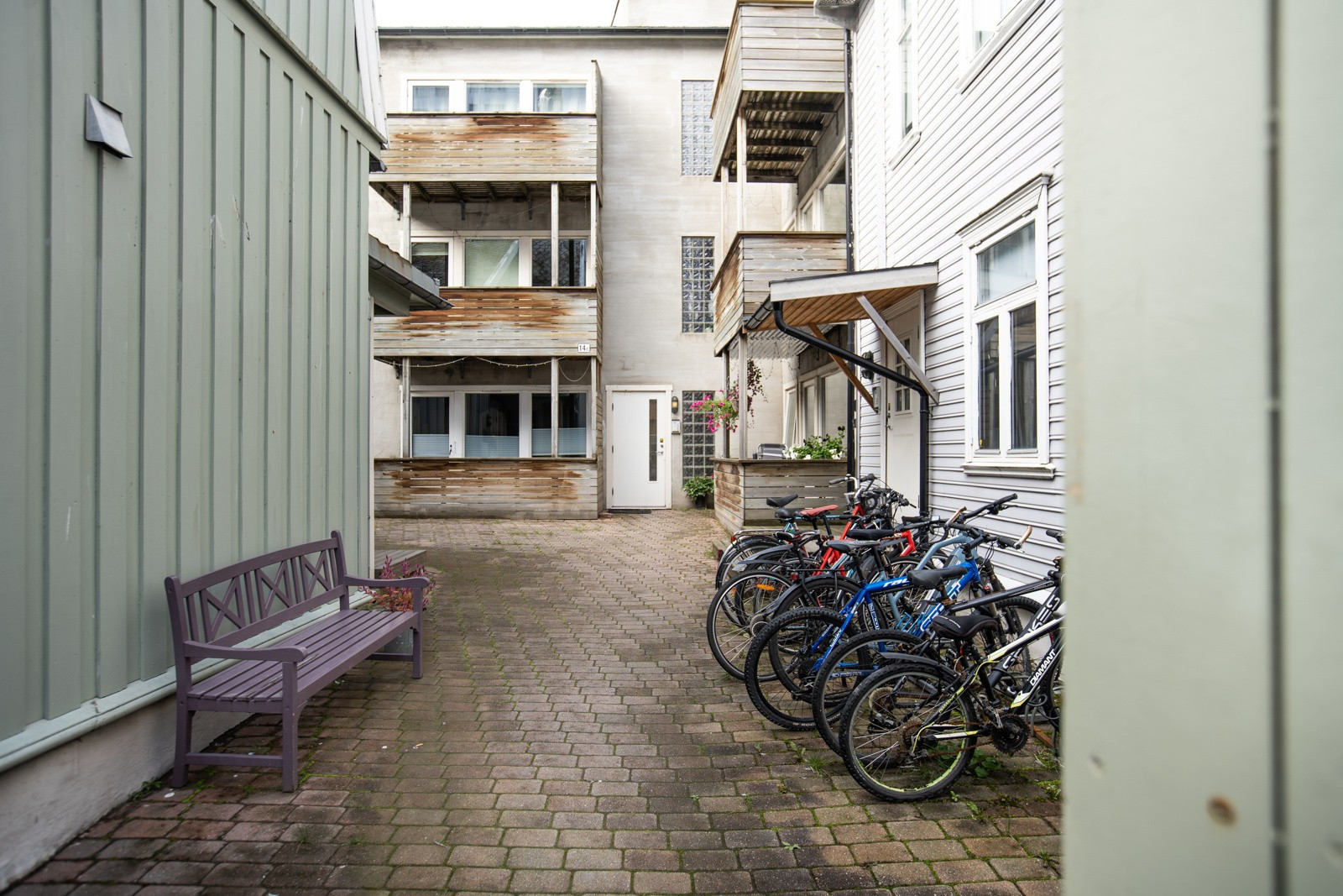Bakgården har sykkelparkering og framstår stille og rolig.