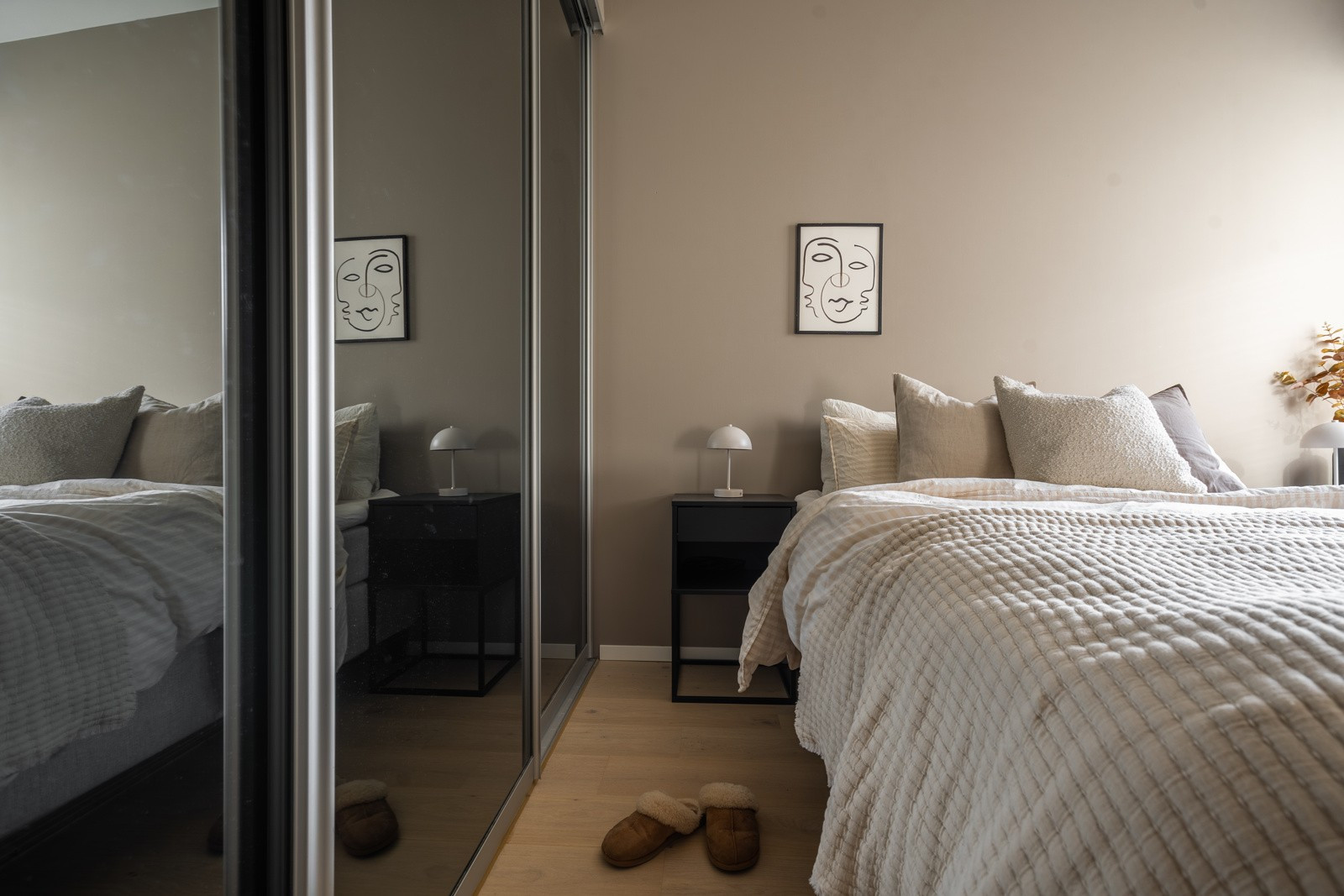 Soverommet har i tillegg stor skyvedørsgarderobe for alle dine lagringsbehov.