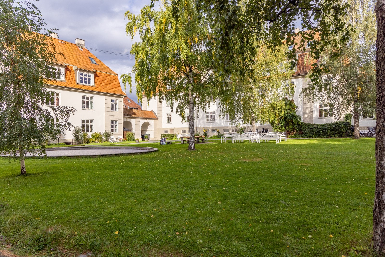 Borettslaget har en flott, grønn bakgård, og en hagegruppe for de som ønsker å bidra til utvikling av uteområdet Galleribilde