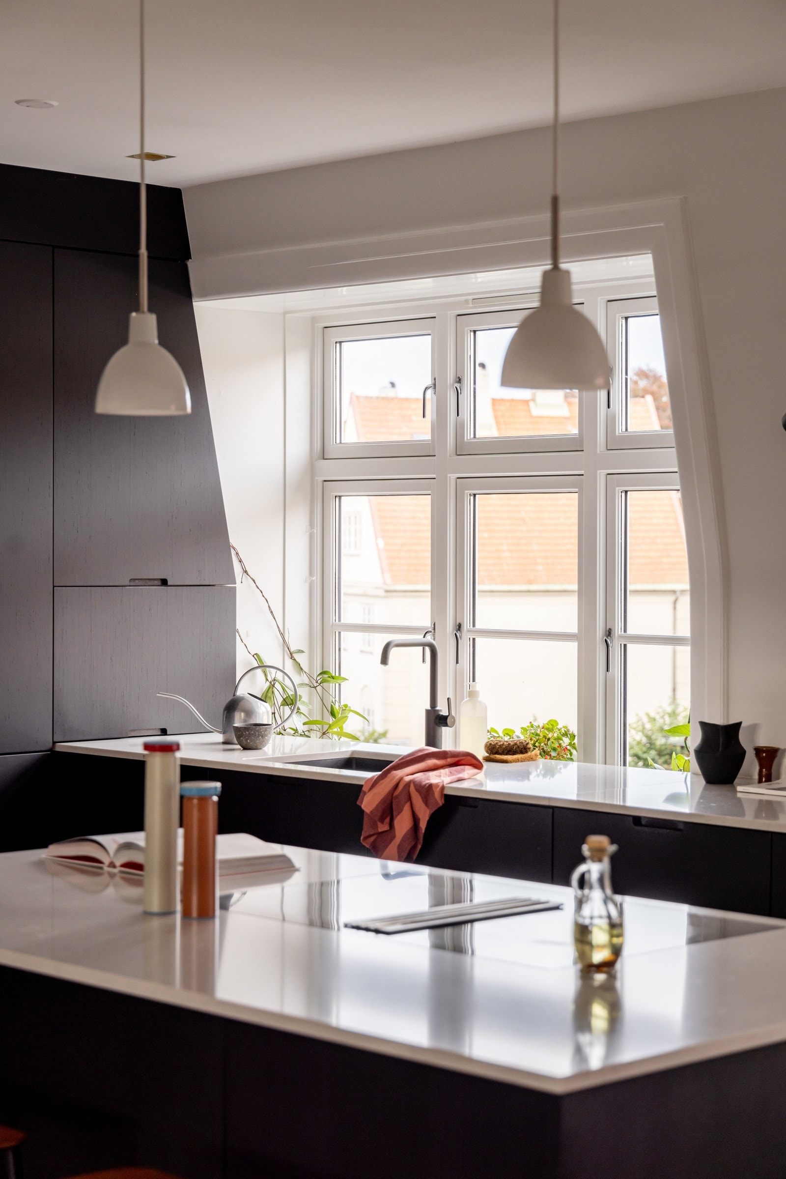 Kjøkkenet har integrerte hvitevarer som platetopp fra Miele med integrert avtrekk, stekeovn, kjøl-/fryseskap, oppvaskmaskin og vinskap. Alle hvitevarer på kjøkken medfølger handelen Galleribilde