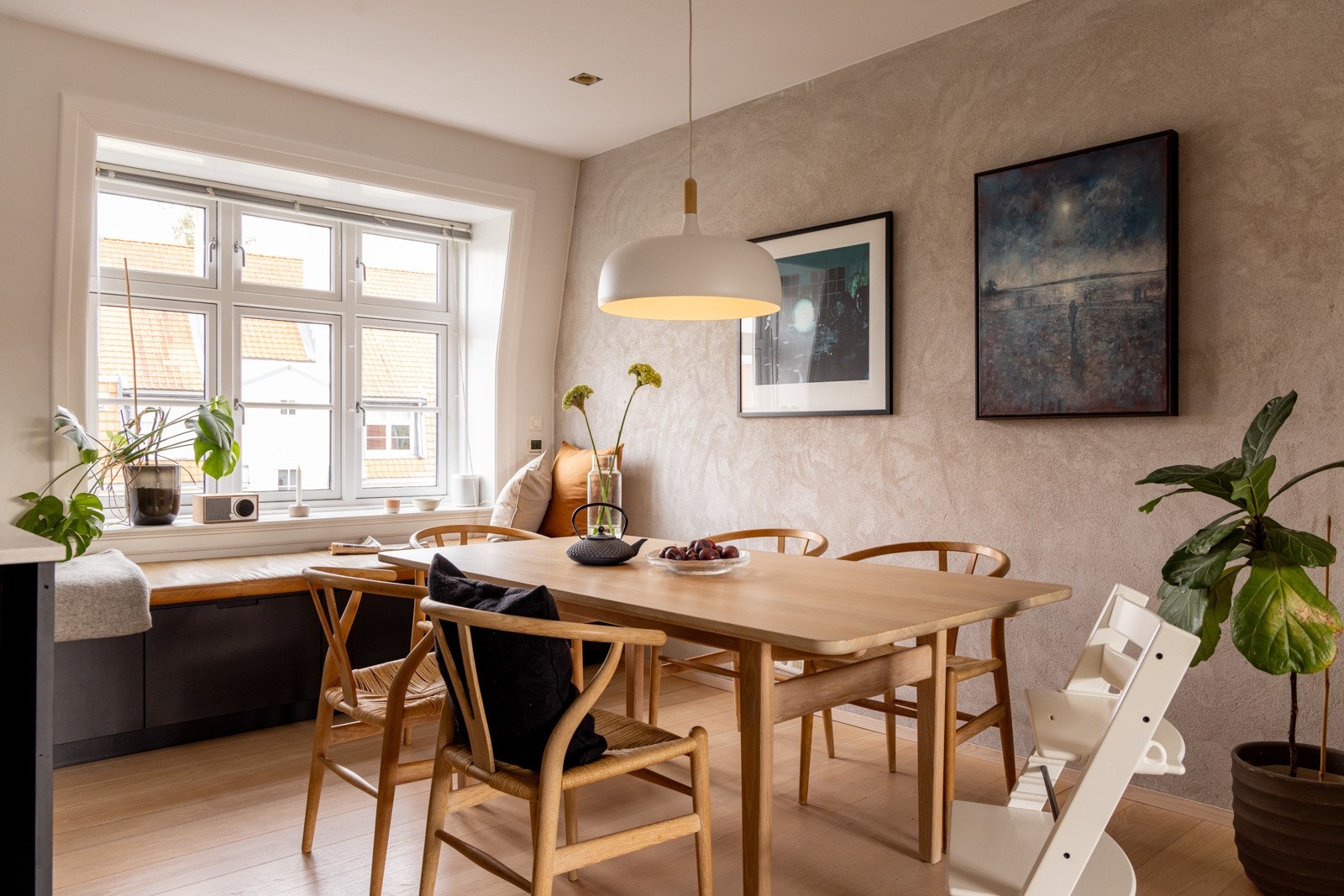 Kjøkkenet er romslig og innbydende og har snekkertilpasset sittebenk med lagring hvor man kan nyte morgensolen med kaffekoppen Galleribilde
