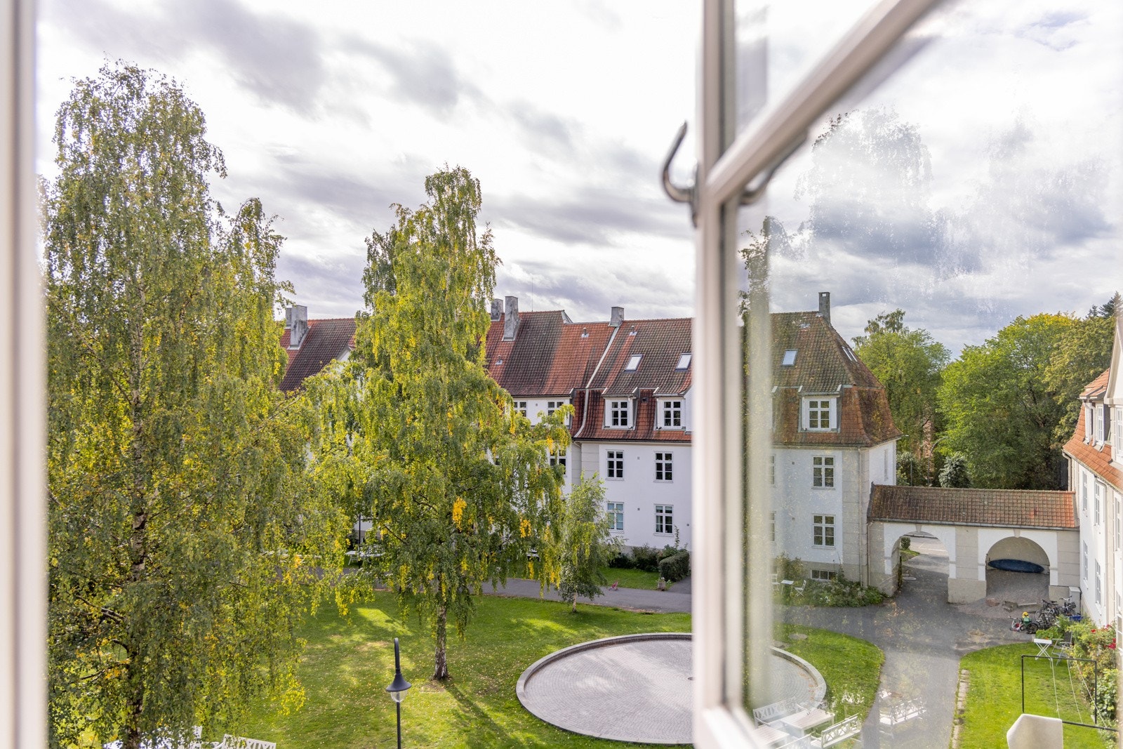 På begge sider har du grønt og fritt utsyn, og leiligheten har både hyggelig morgensol og kveldssol Galleribilde