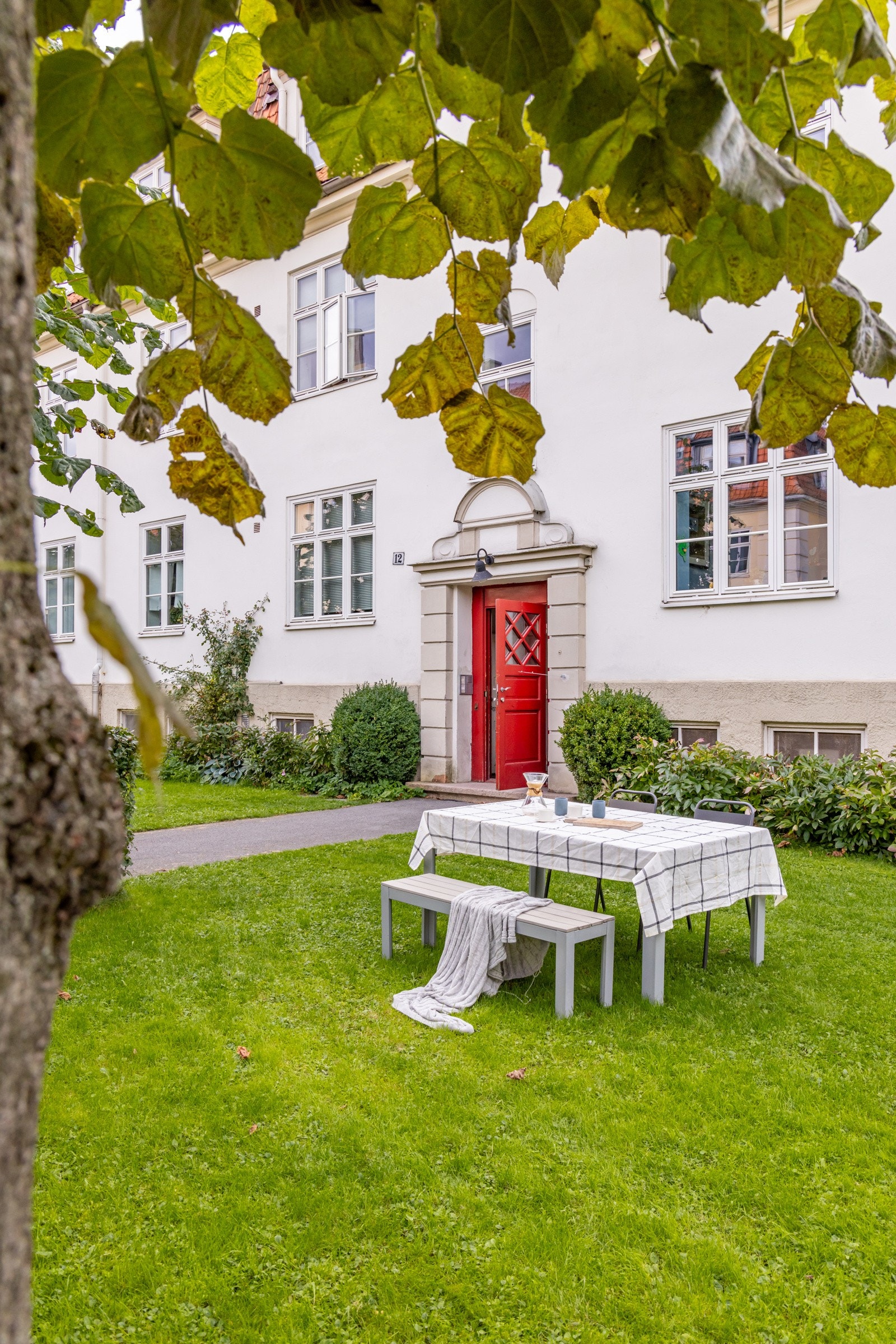 En hyggelig sitteplass på forsiden av bygget, ved hovedinngangen som bare Fayes gate 12 benytter Galleribilde