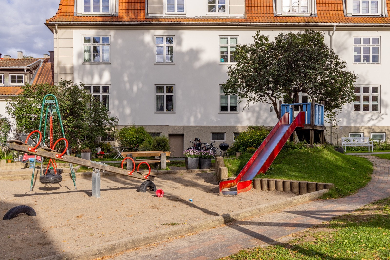 I bakgården er det lekeplass, felles griller, benker, bord og fotballmål som sette ut på fellesområdene om sommeren Galleribilde