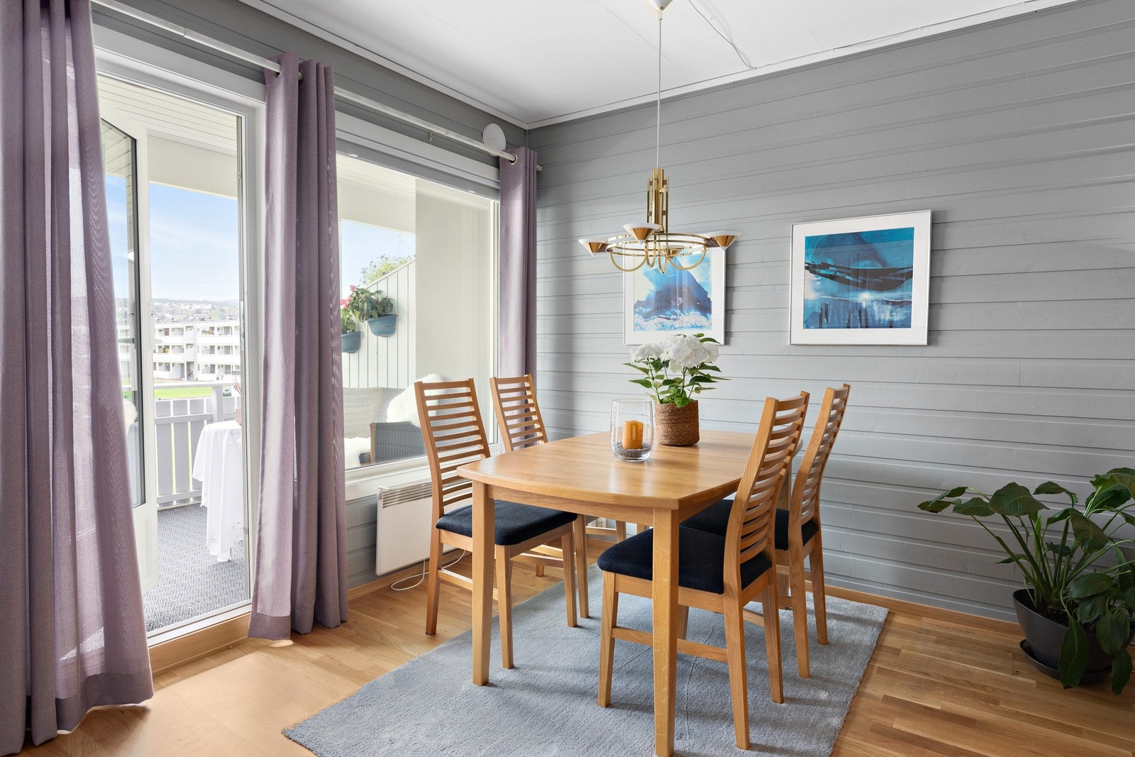 Spisestuen plasseres praktisk ved kjøkkenet. Store glassflater og naturlig lysinnslipp. Galleribilde