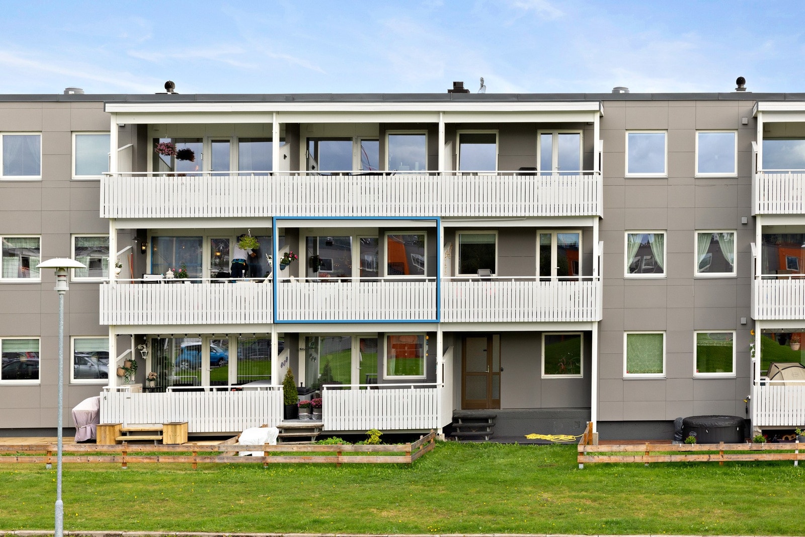Leiligheten ligger fint til 2 etg. Lun beliggenhet med bebodd areal over, under og på sidene. Galleribilde
