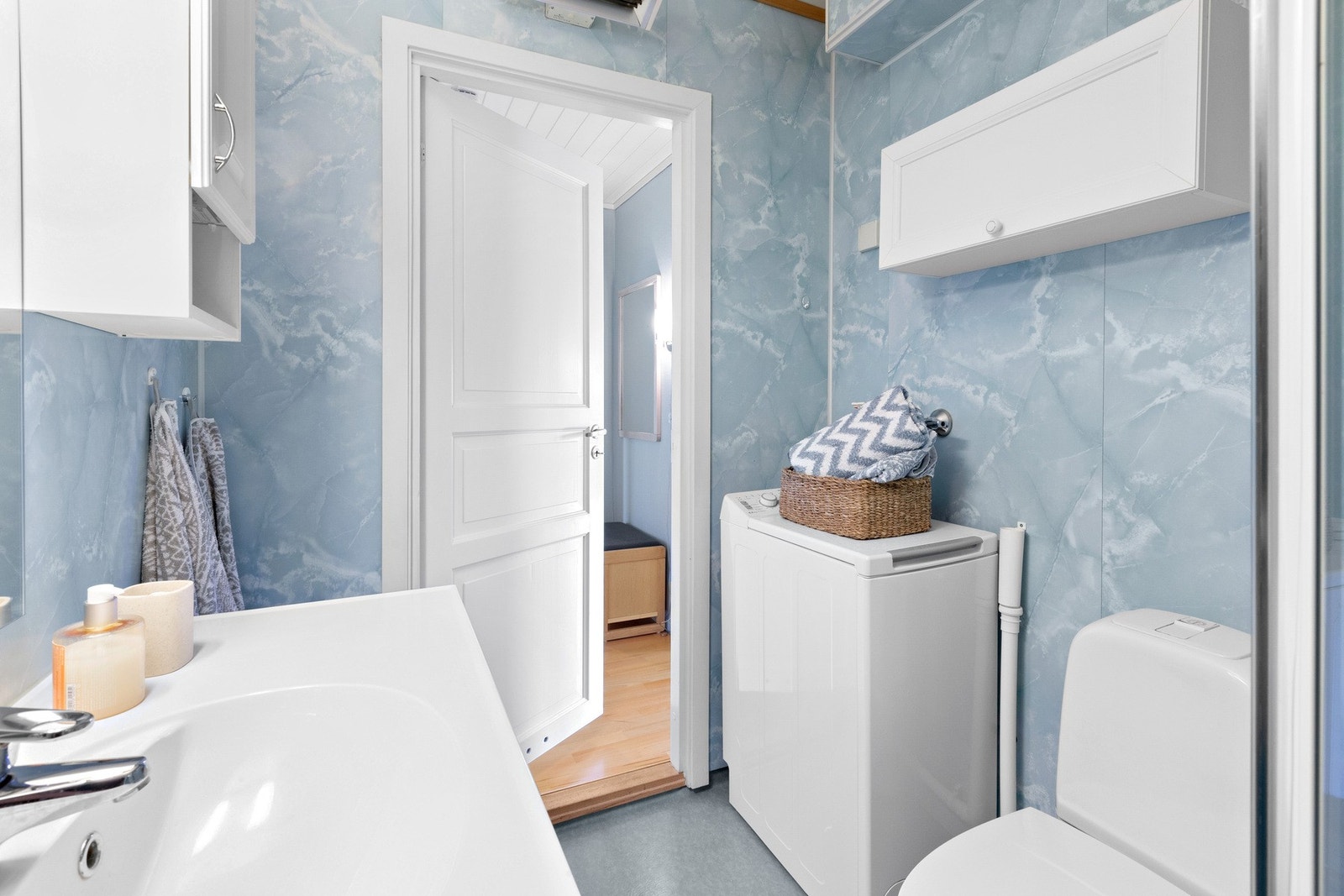 Badet er 3 kvm og har plass til servantinnredning, vaskemaskin, dusj og wc. Galleribilde