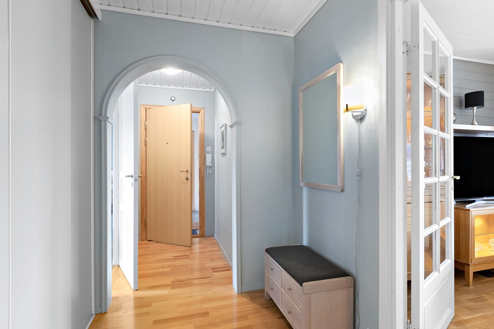 I gangen er det integrert garderobe. Porttelefin ved utgangsdør. Galleribilde