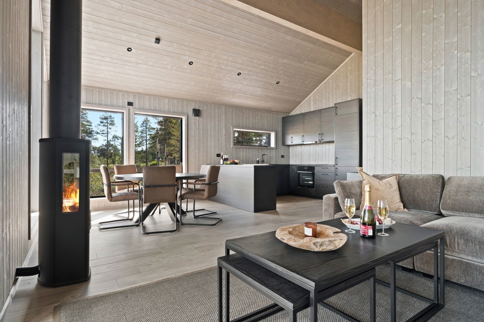 Åpen kjøkkenløsning mot stuen Galleribilde