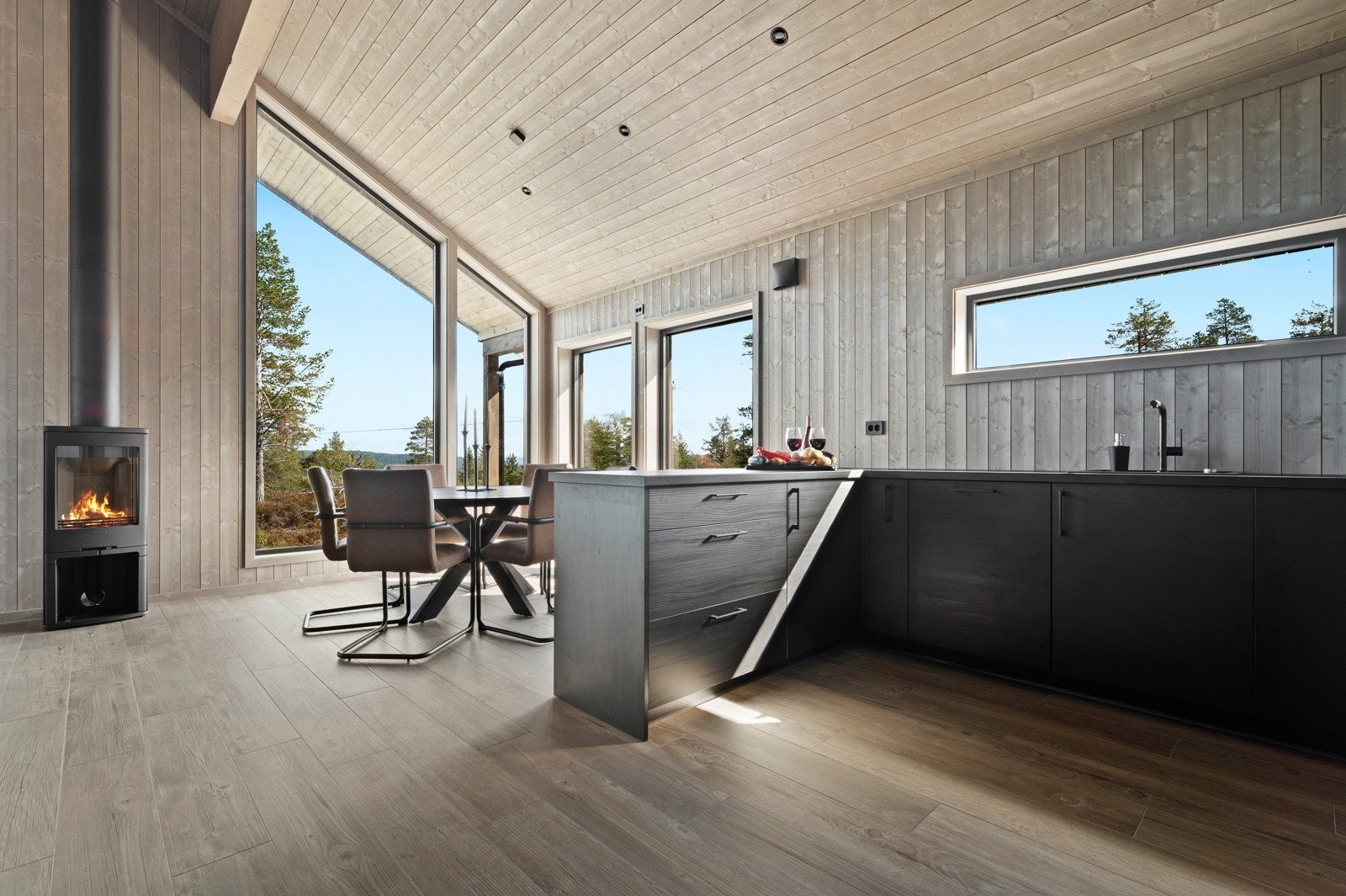 De store vindusflatene sikrer også utsyn til de herlige omgivelsene. Galleribilde