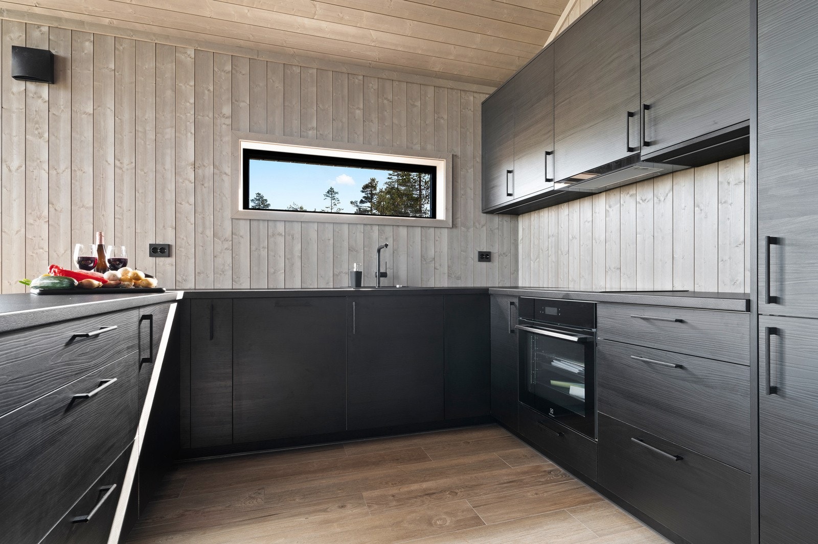 Hytta leveres med kvalitetskjøkken fra Woodart med hvitevarepakke fra Electrolux. Galleribilde