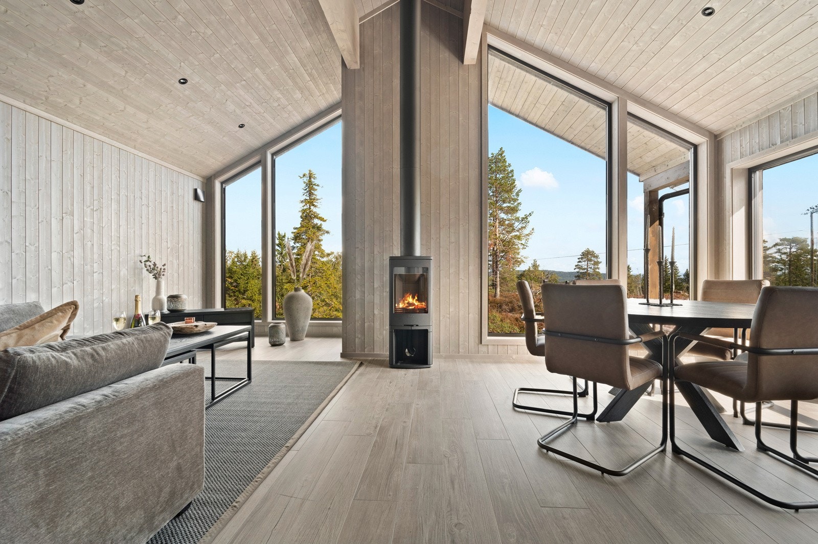 Stor og romslig stue med store deilige vindusflater som gir godt lys. Galleribilde