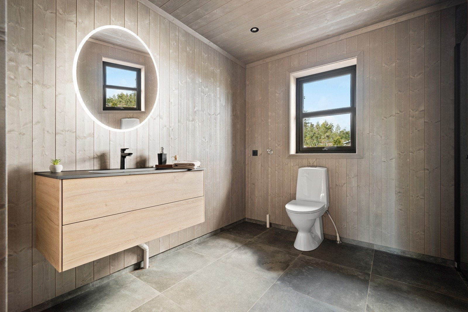 Delikat bad med varme i gulvet og downlights i taket. * Digitalt stylet bad Galleribilde