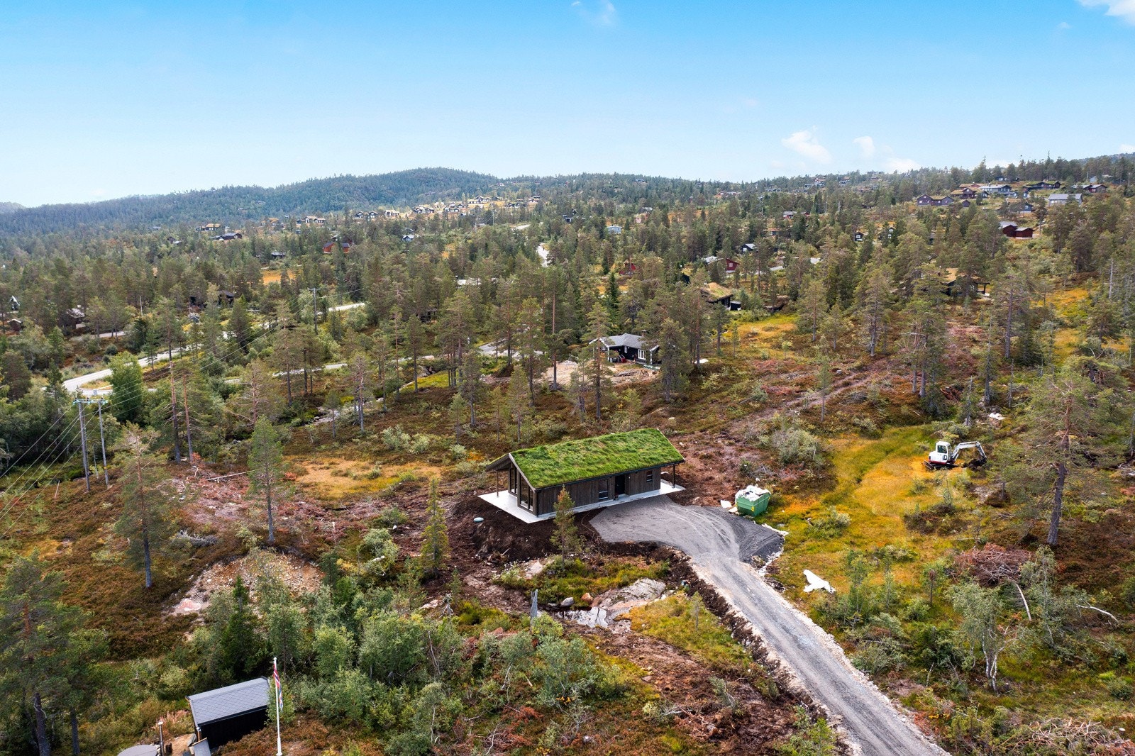 Oversiktsbilde av hytte og tomt Galleribilde