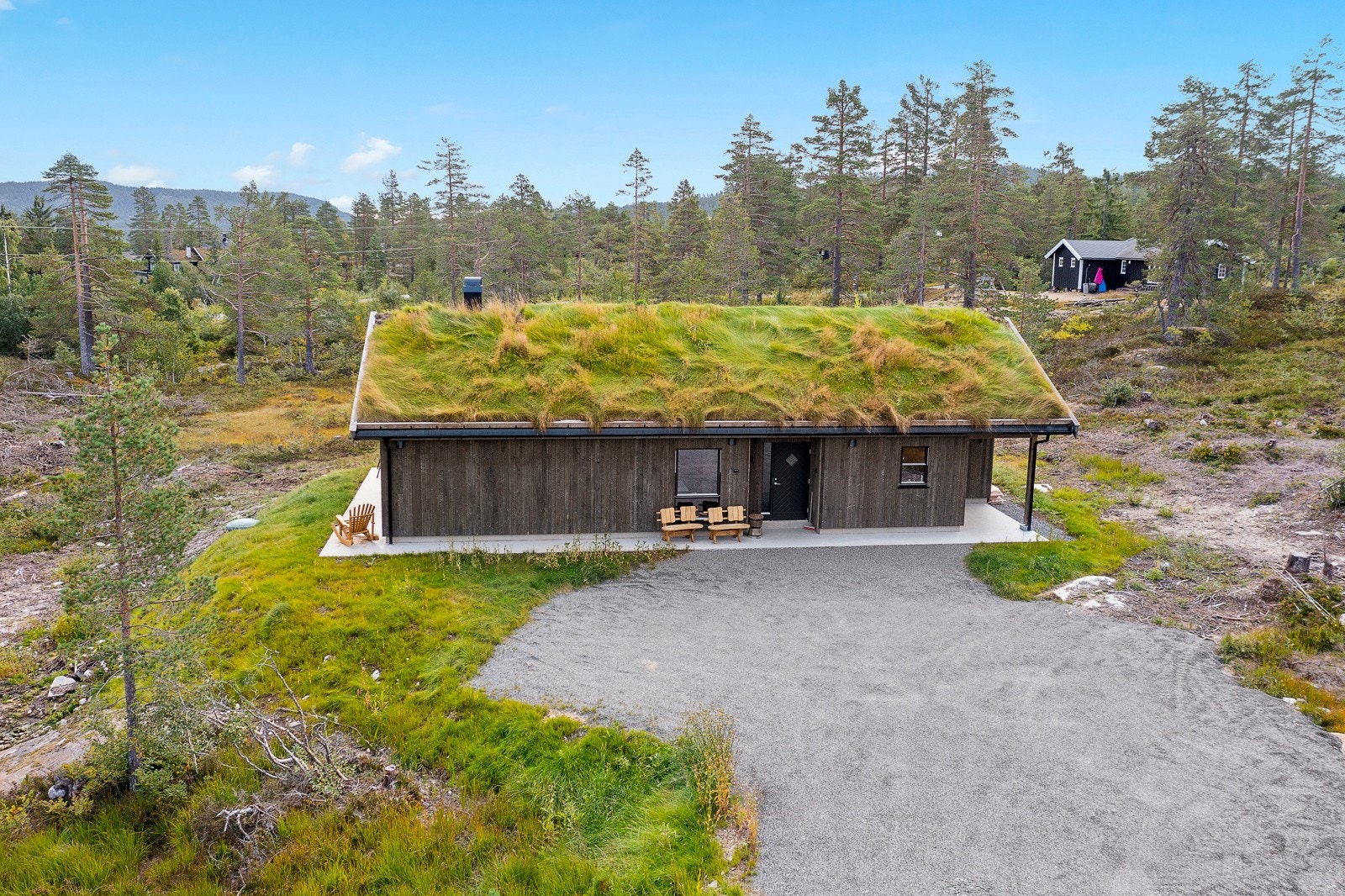 Biloppstillingsplass ved siden av hytta Galleribilde