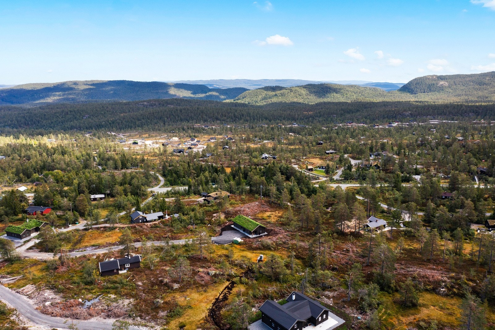Eiendommen ligger høyt oppe med flott terreng. Galleribilde