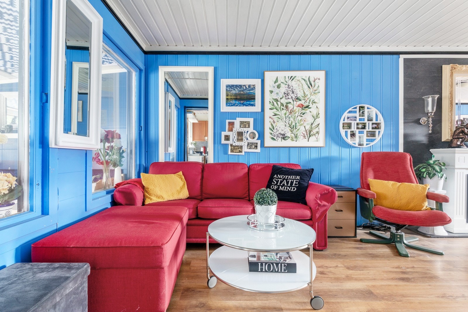 Innvendig er det gulv av laminat og veggene har trepanel og malte plater. Innvendige tak har trepanel Galleribilde