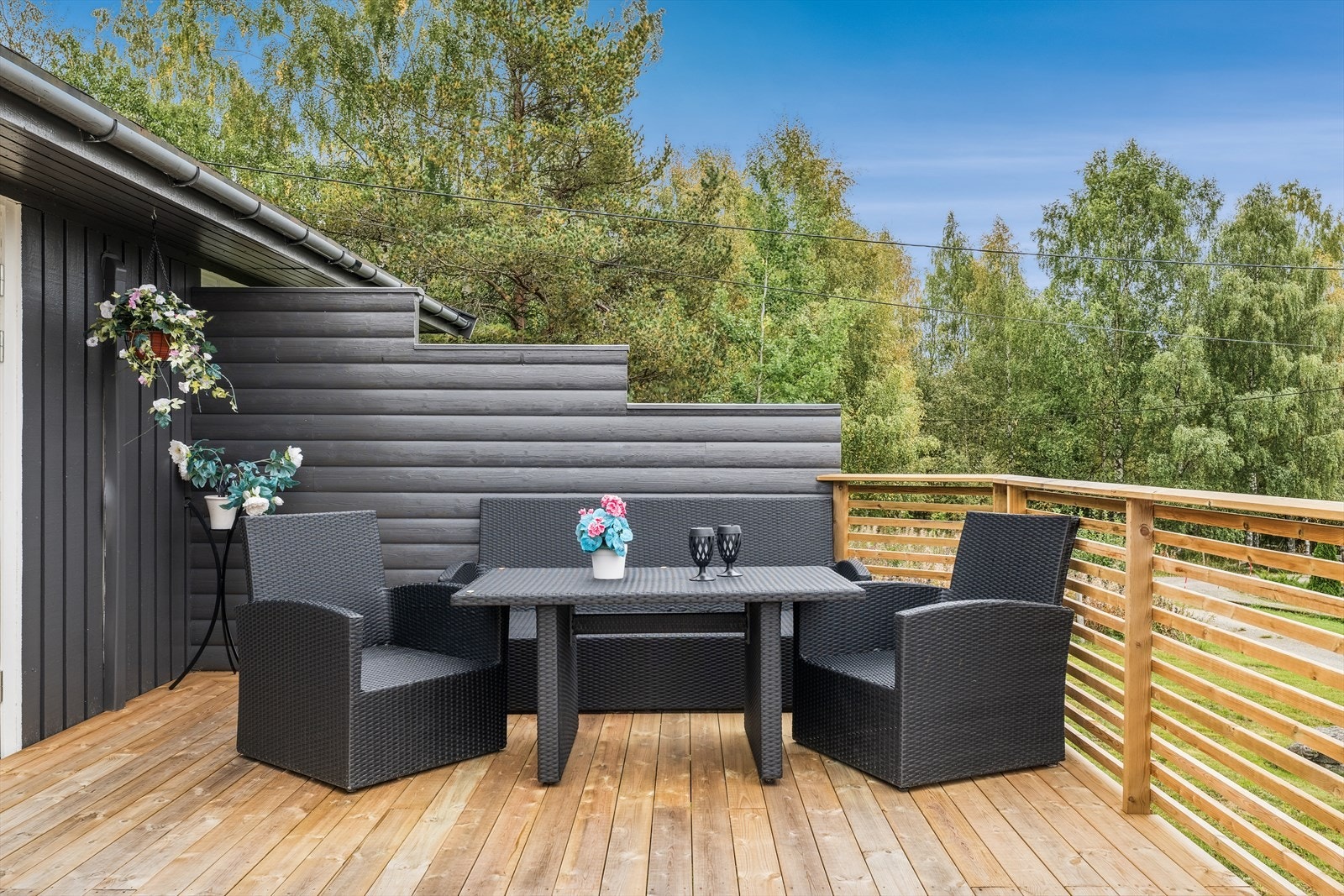 Fra stuen er det utgang til en terrasse som strekker seg mot sør og nord. Her er det god plass til soner hage-møblement. Galleribilde