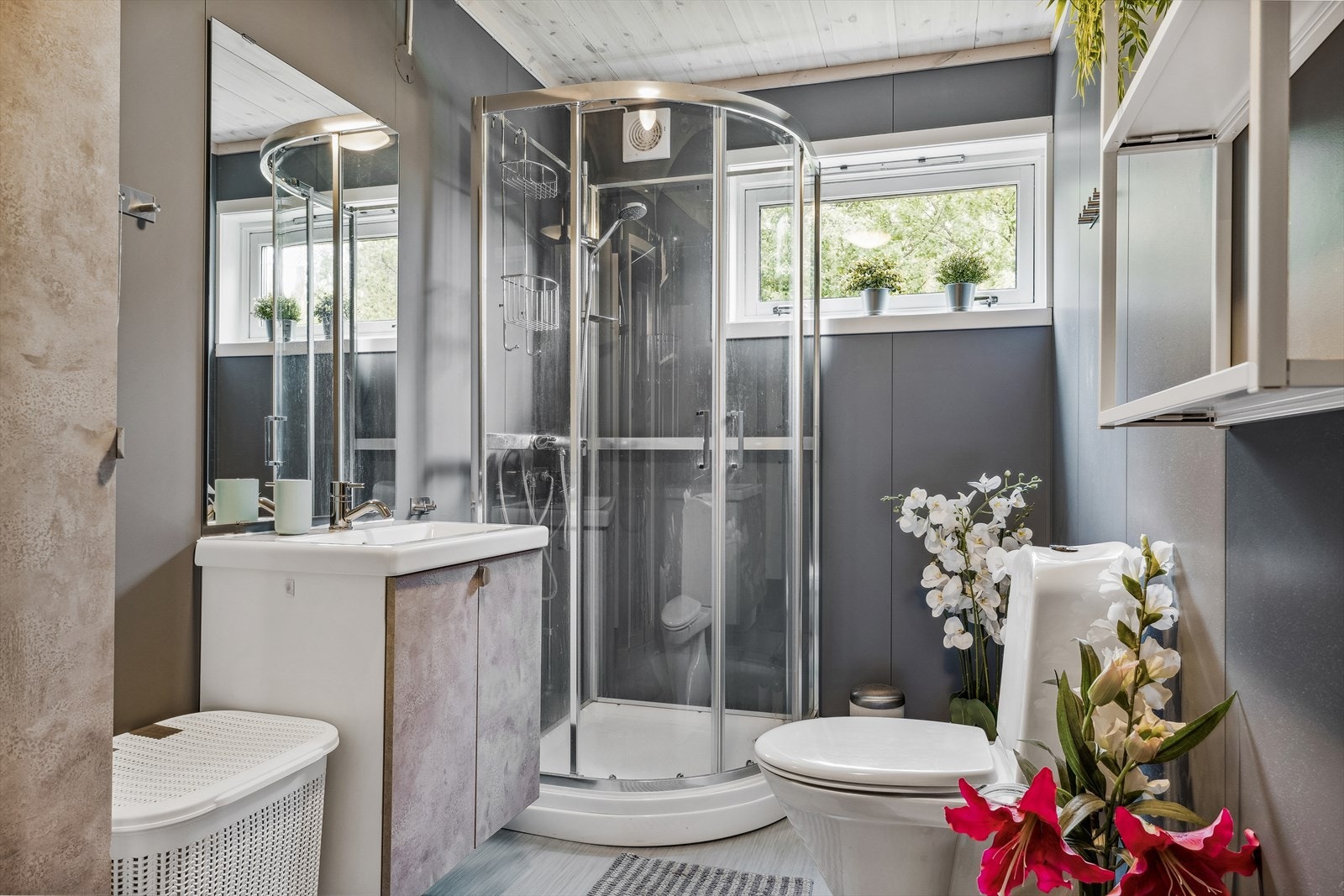 Badet er av eldre dato, og har belegg på gulvet og våtromsplater på veggene. Galleribilde
