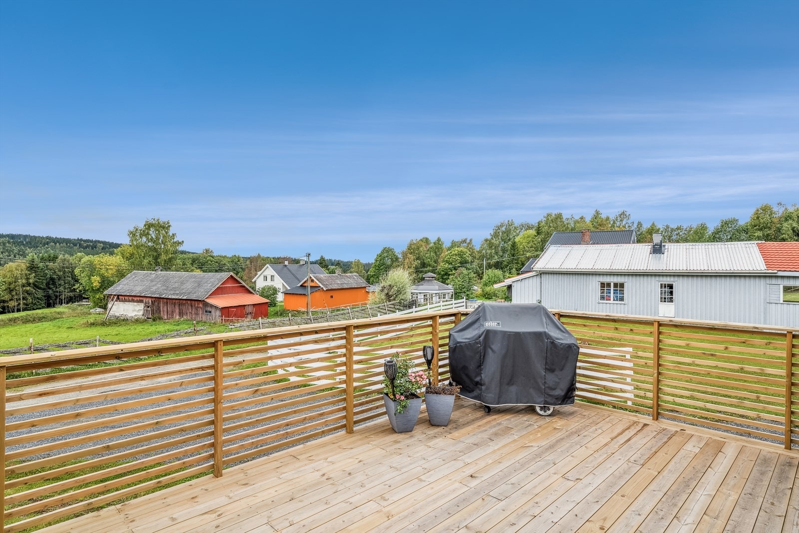 Terrassen er skjermet og du kan nyte gode solforhold, samt flott utsikt mot omkringliggende naturlandskap. Galleribilde