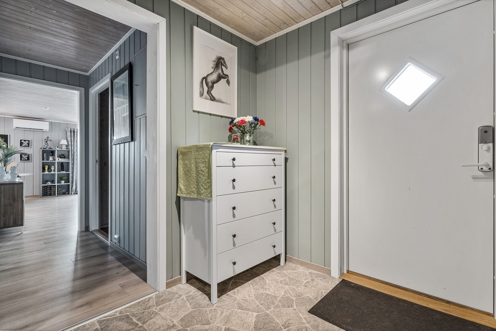 Vel innenfor døren er en romslig entré med plass for å henge fra seg yttertøyet og sette fra seg skoene. Galleribilde