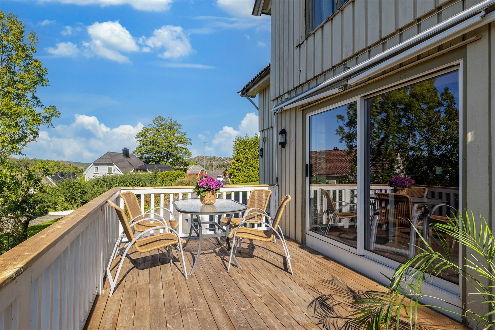 Dette er virkelig en plass man kan sitte å nyte både blomster, stemning og sol. Galleribilde