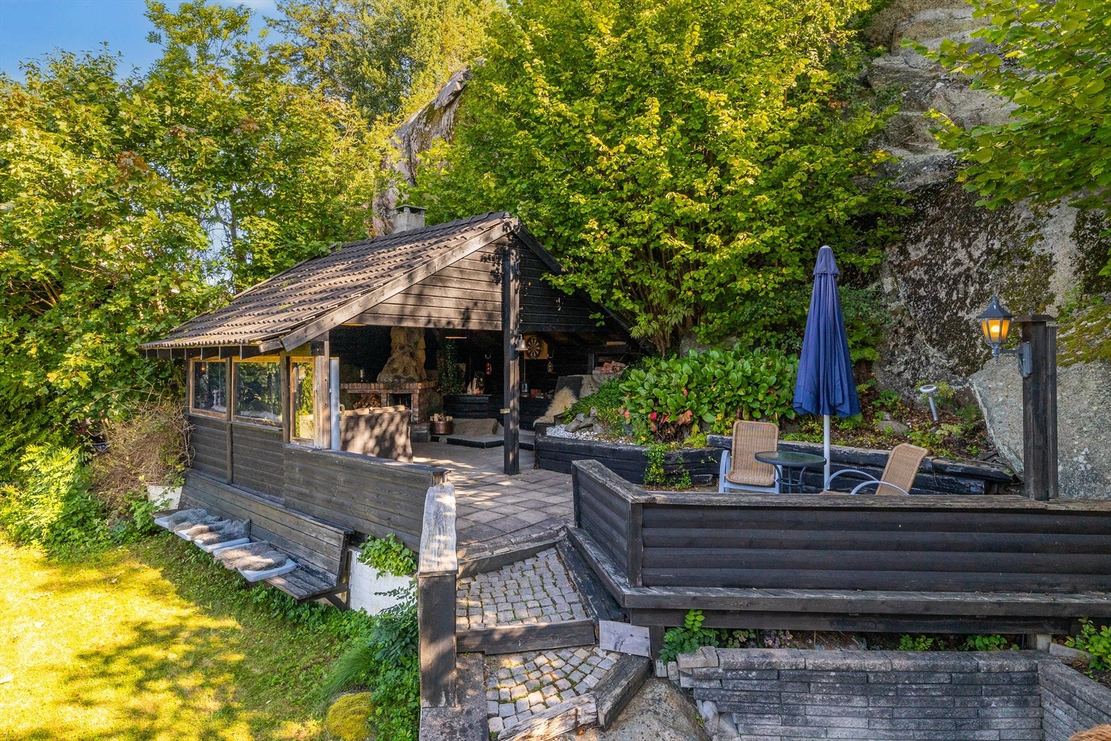 I hagen er det oppført en flott utestue med peis. Galleribilde