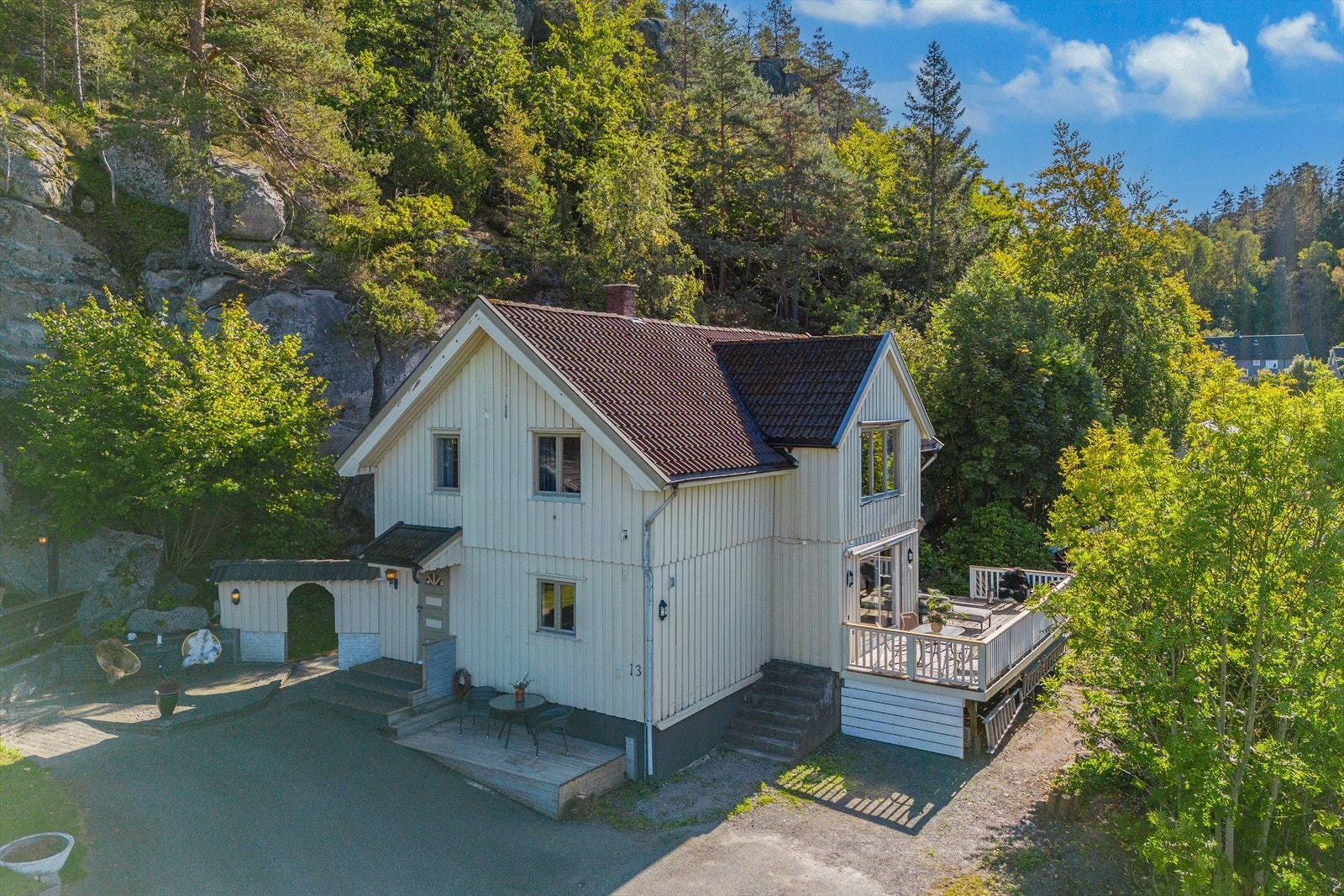 Omgivelsene er ideelle for barnefamilier - her bor det barn i alle aldre, det er gode oppvekstsvilkår og et hyggelig bomiljø. Galleribilde